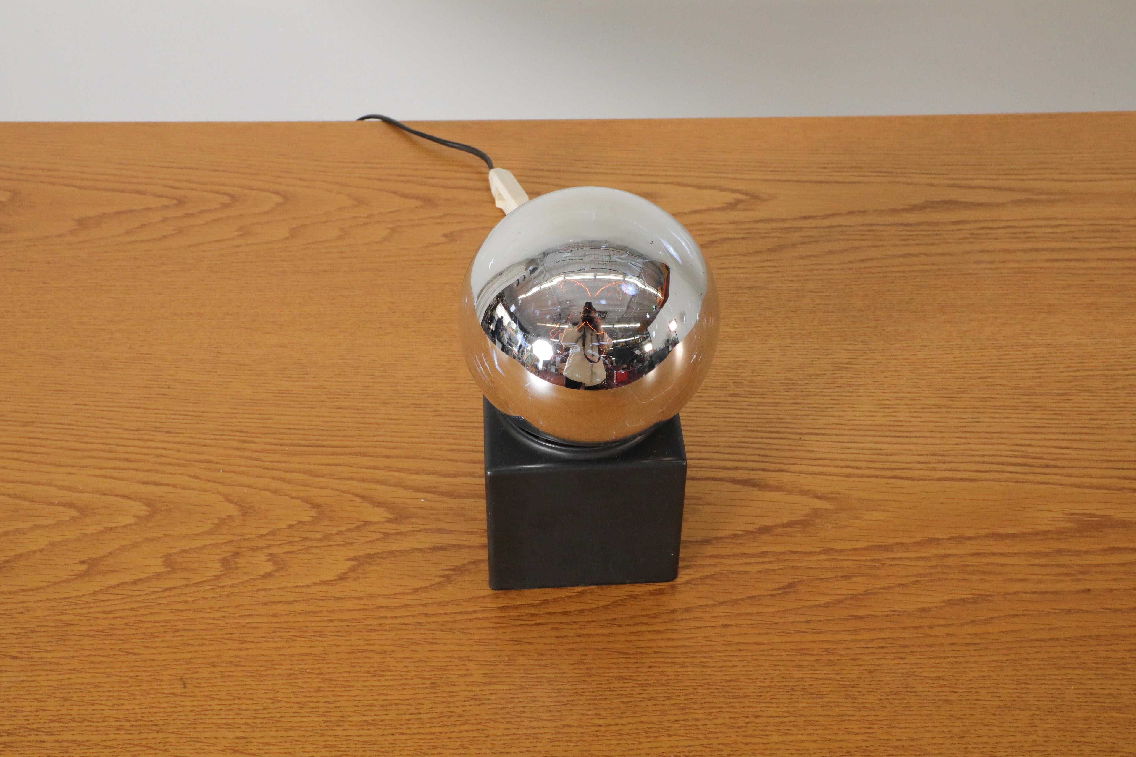 Lampe de table ou applique cubique noire Philips avec ampoule en miroir argenté, 1970 1