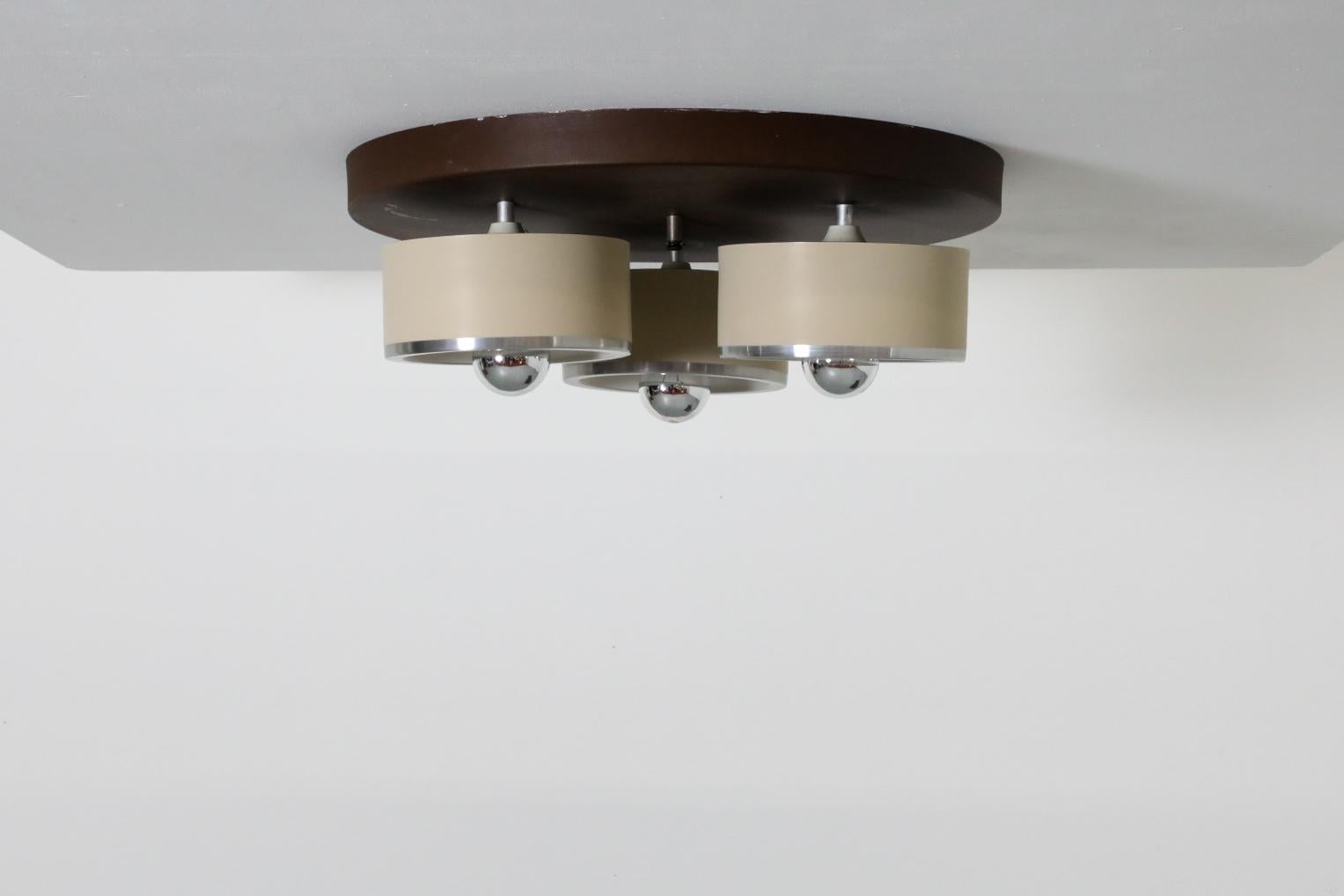 Lámpara de techo o aplique de pared Philips de tres bombillas, de mediados de siglo, con tres apliques de luz beige sobre una base esmaltada marrón. Cada uno de los 3 accesorios mide 7,5