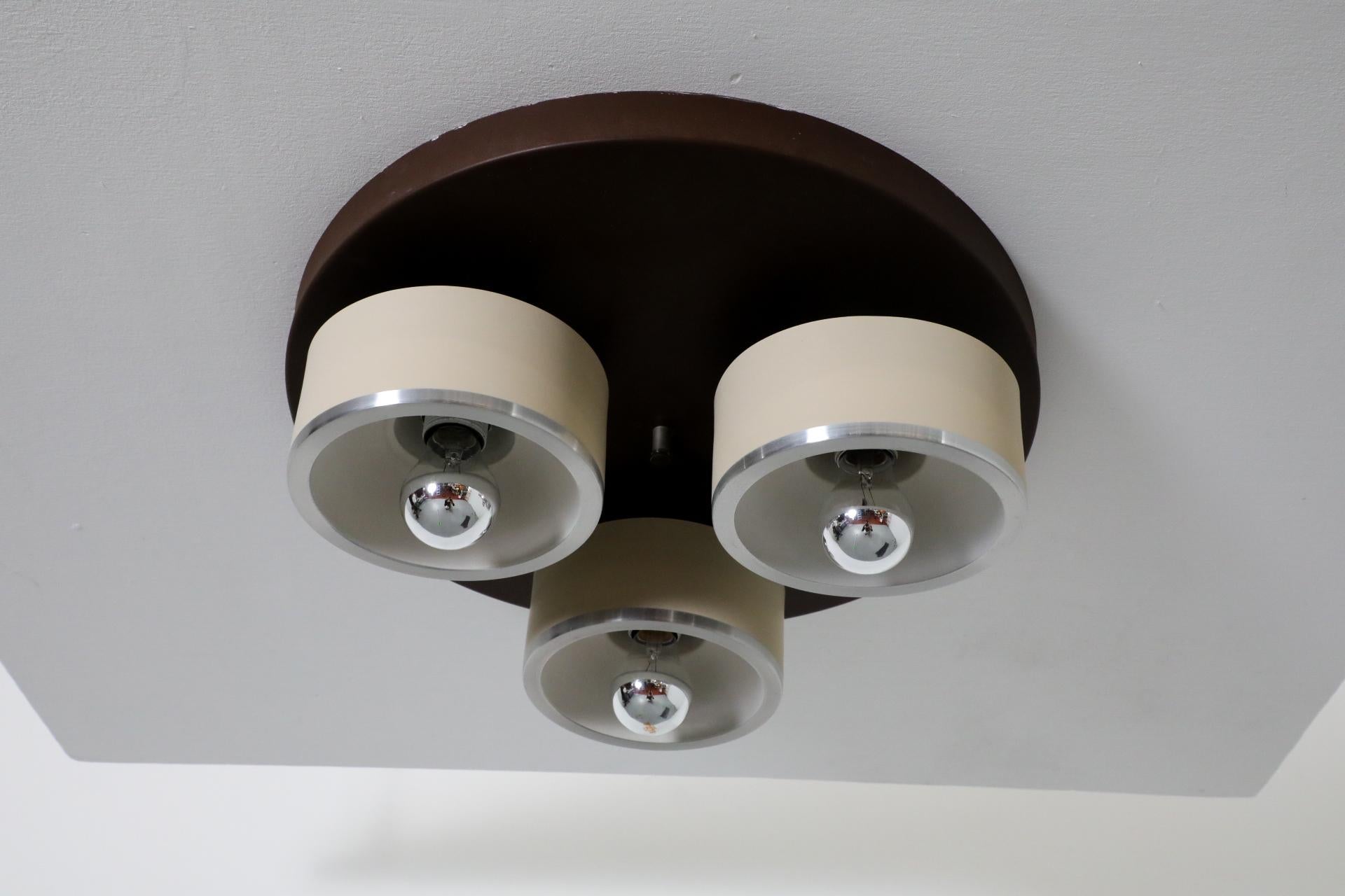 Lámpara de techo o aplique de pared Philips de tres bombillas esmaltadas en marrón y beige Holandés en venta