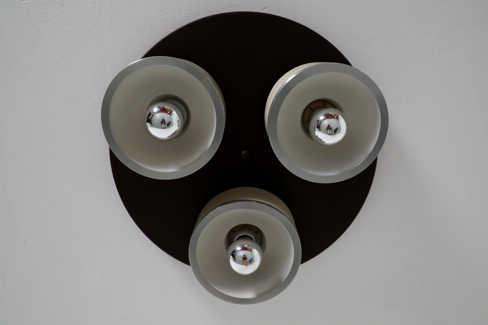 Lámpara de techo o aplique de pared Philips de tres bombillas esmaltadas en marrón y beige Esmaltado en venta