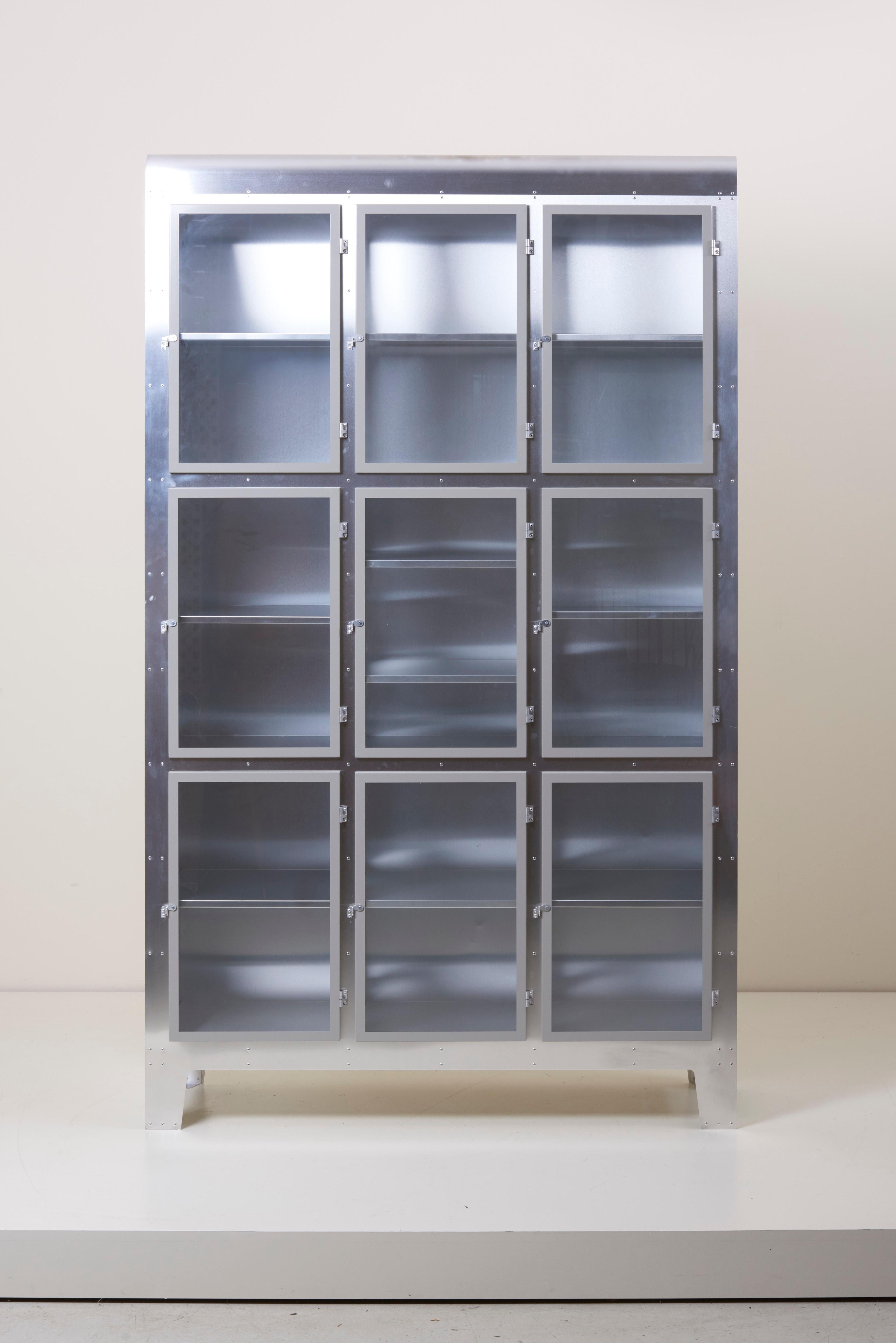 Armario con tres columnas de aluminio diseñado por Piet Hein Eek.
 