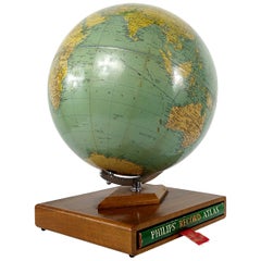 Philips' Challenge Globe auf Mahagoniständer mit Original Philips' Plattenatlas