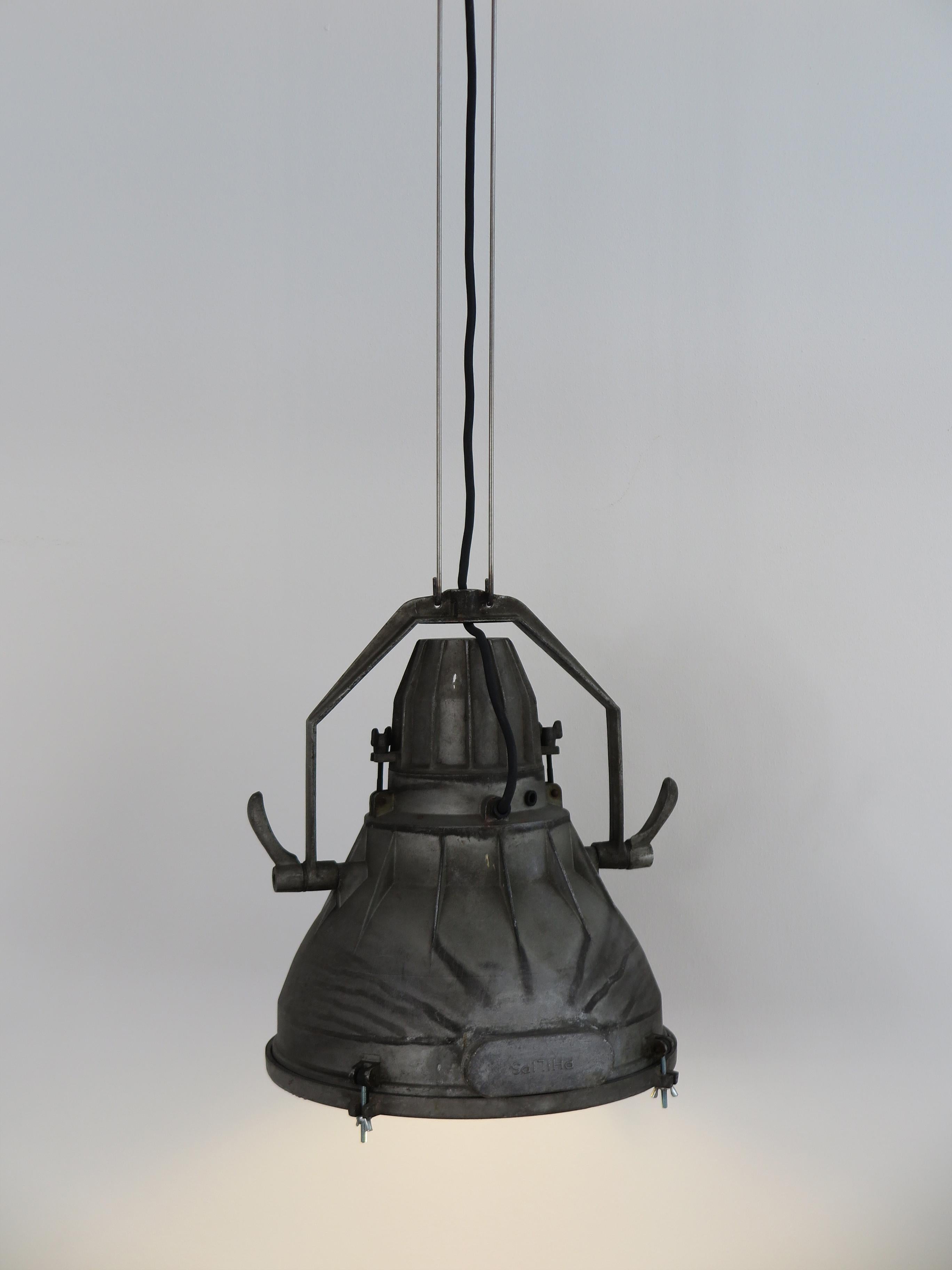 Grande lampada industriale a sospensione, vintage di modernariato, prodotta da Philips con struttura in metallo e diffusore in vetro con marchio Philips a rilievo in fusione nel metallo, Olanda anni 50

Si noti che la lampada è originale dell'epoca