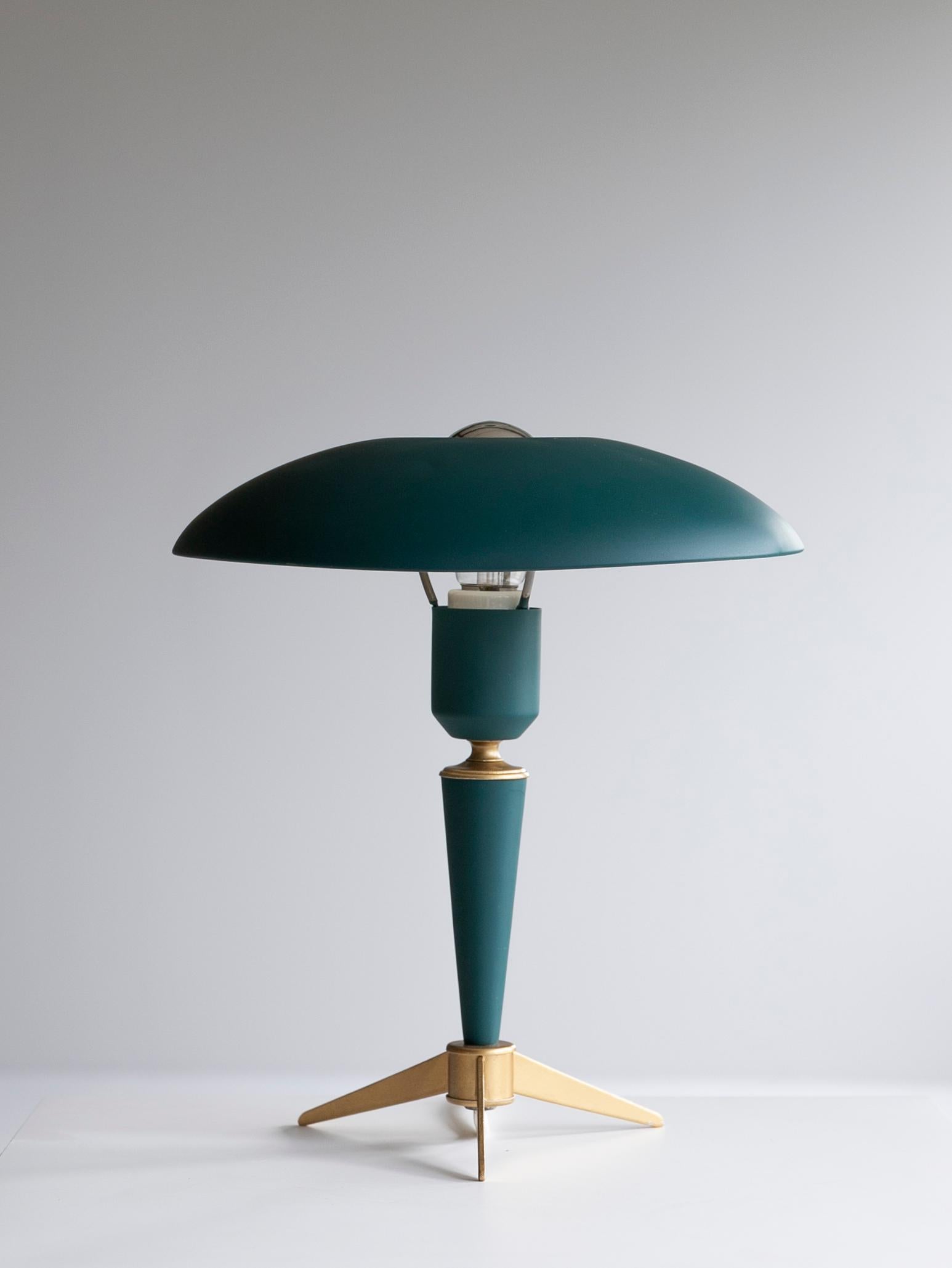 Philips l Louis Kalff lampe de bureau vintage

Lampe de bureau vintage du designer néerlandais Louis Kalff.
Il est devenu un designer exclusif pour la société néerlandaise Philips en 1925 et a créé de nombreux chefs-d'œuvre.
Il a créé de