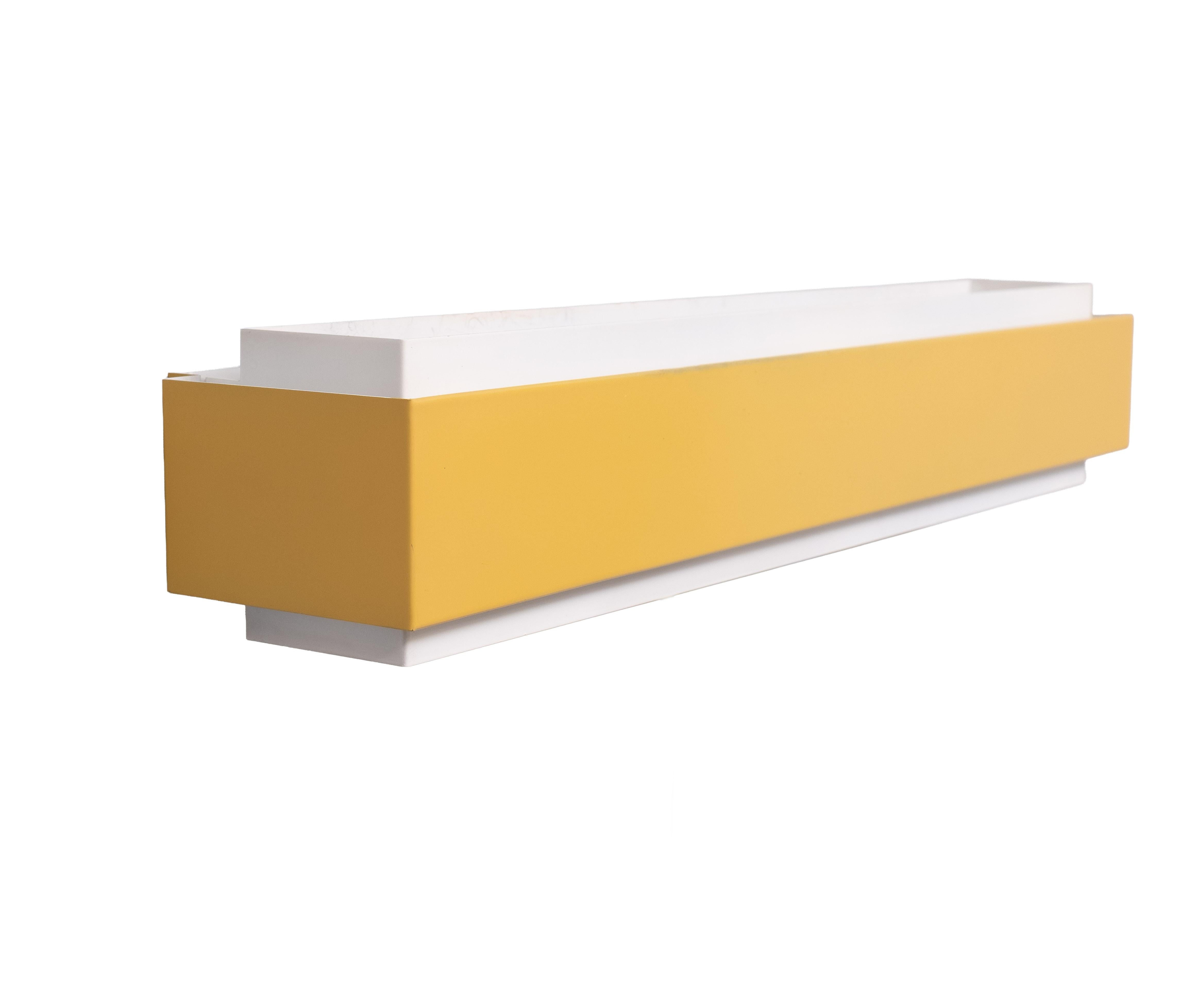 Very nice rectangular Wall Lamp . Metal Two tone color .
Original White width a Mustard Yellow , Typical 1960s Color . 
Lighted by a TL Tube . fluorescent . Très bon état. 