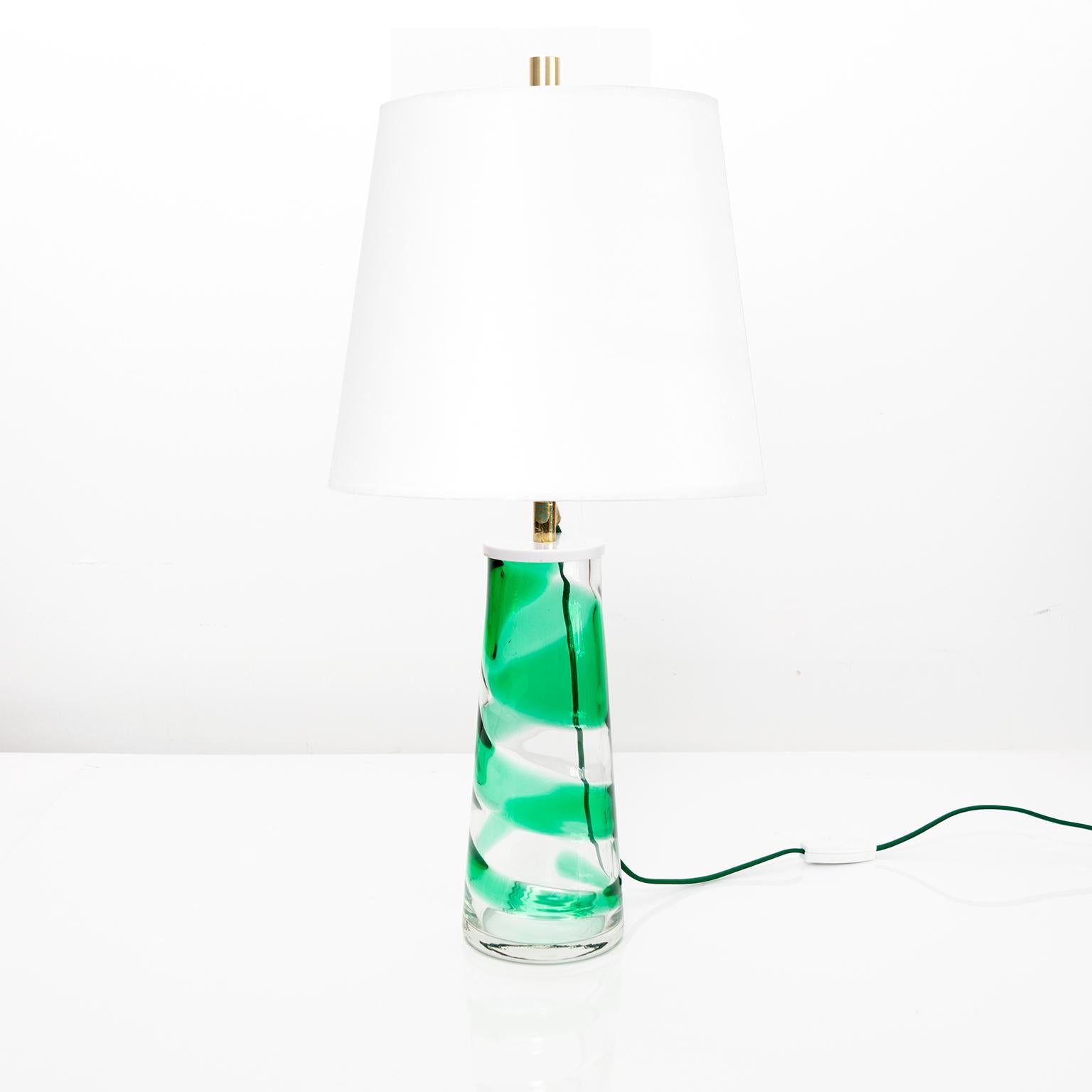 Lampe de table Philips en verre transparent du milieu du siècle avec une bande de verre vert en spirale. Nouvellement recâblé avec une seule prise à trois voies dans la harpe et l'embout légèrement patinés. L'abat-jour n'est pas inclus.

Mesures :