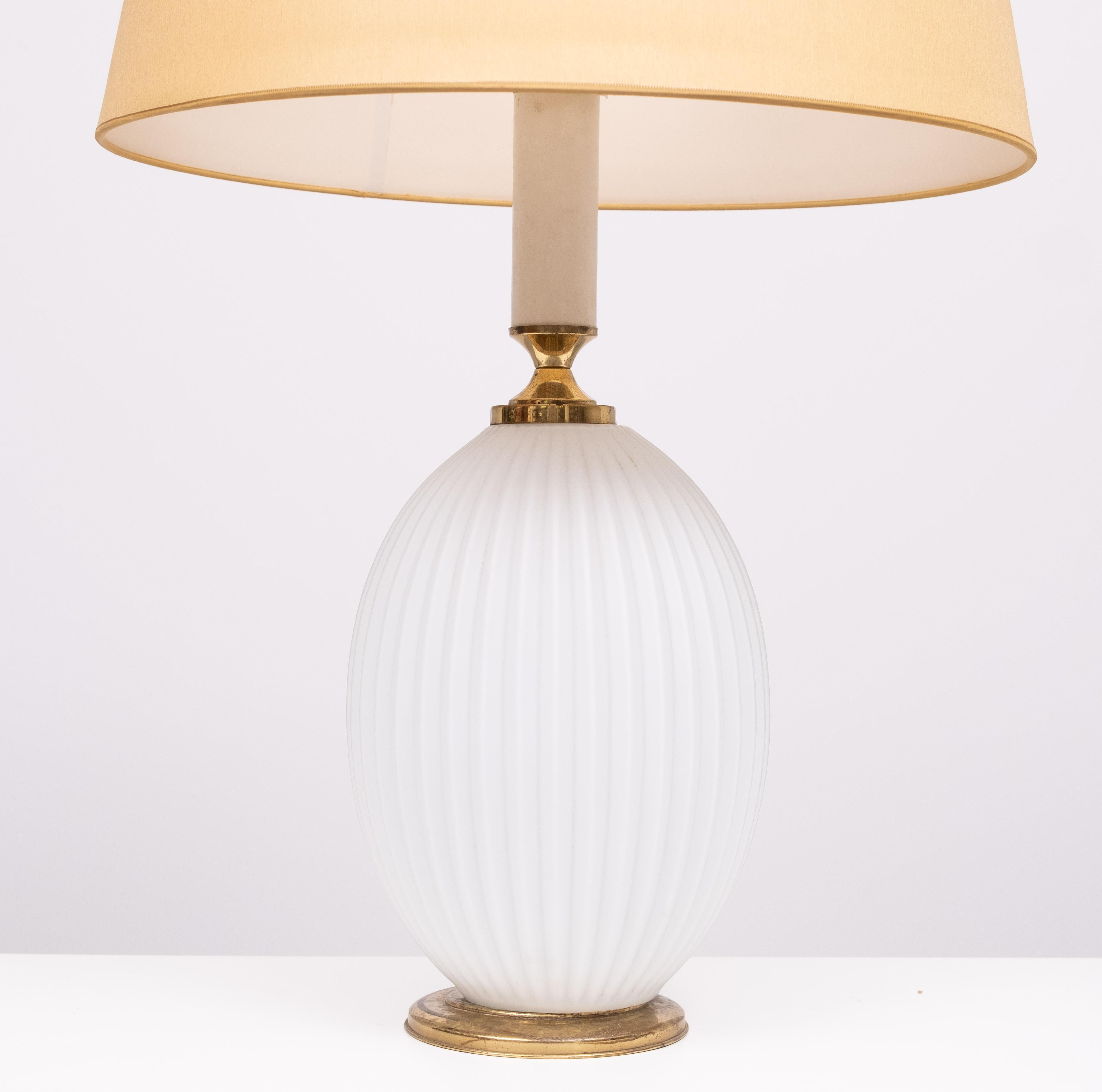 Philips Milchglas-Tischlampe, gerippt, Design Louis Kalff  1950s (Moderne der Mitte des Jahrhunderts) im Angebot