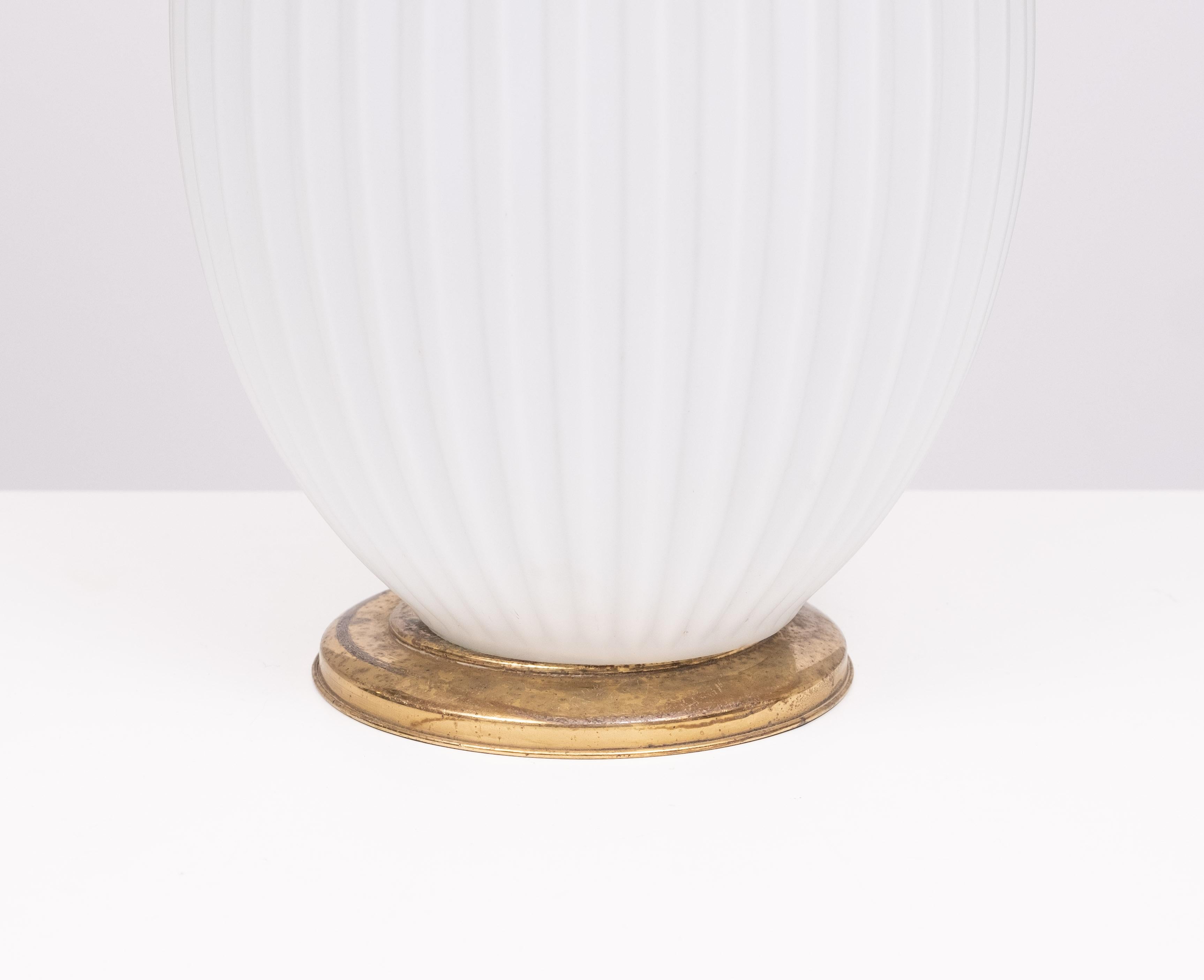 Philips Milchglas-Tischlampe, gerippt, Design Louis Kalff  1950s (Niederländisch) im Angebot