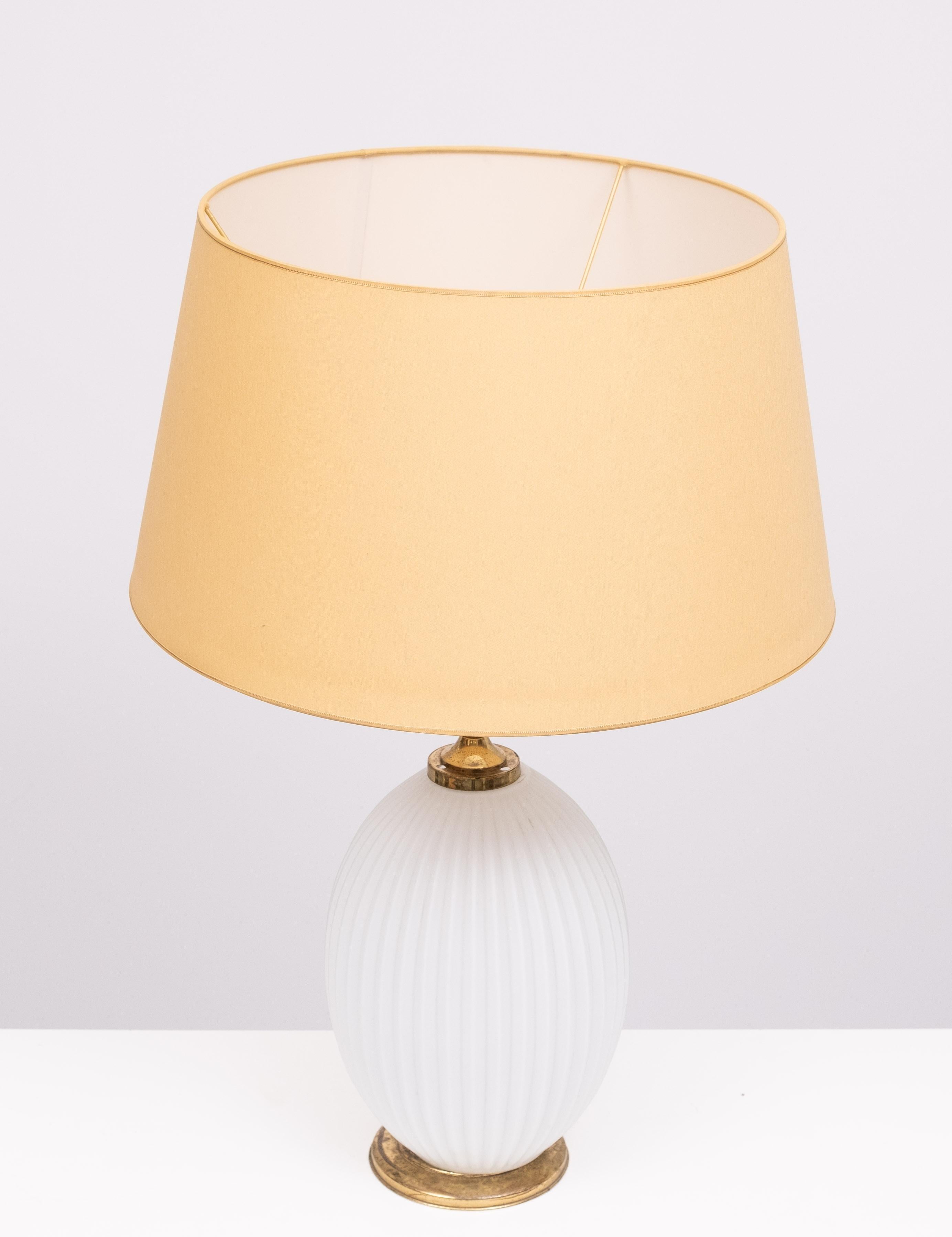 Philips Milchglas-Tischlampe, gerippt, Design Louis Kalff  1950s im Zustand „Gut“ im Angebot in Den Haag, NL