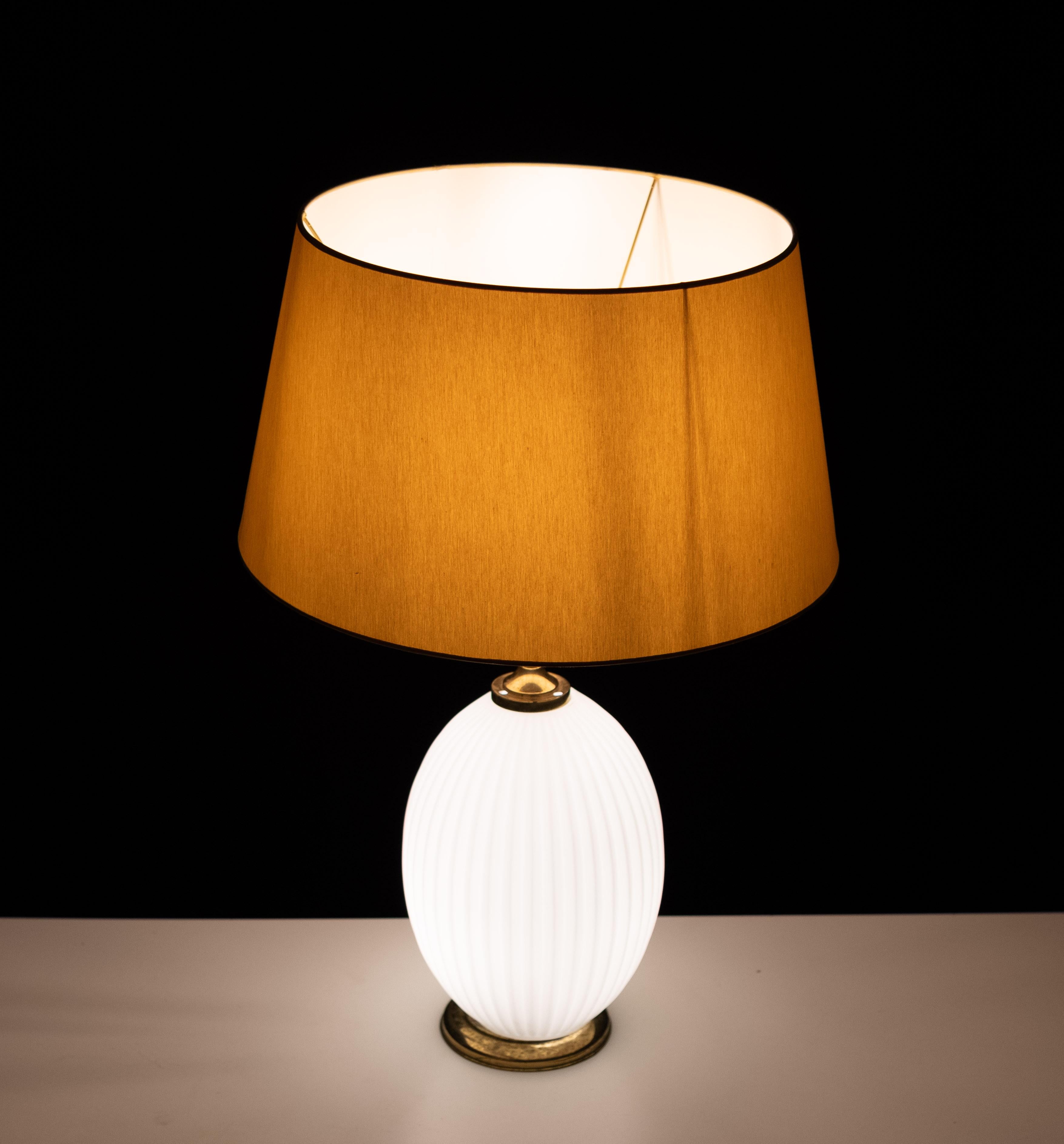 Philips Milchglas-Tischlampe, gerippt, Design Louis Kalff  1950s (Mitte des 20. Jahrhunderts) im Angebot