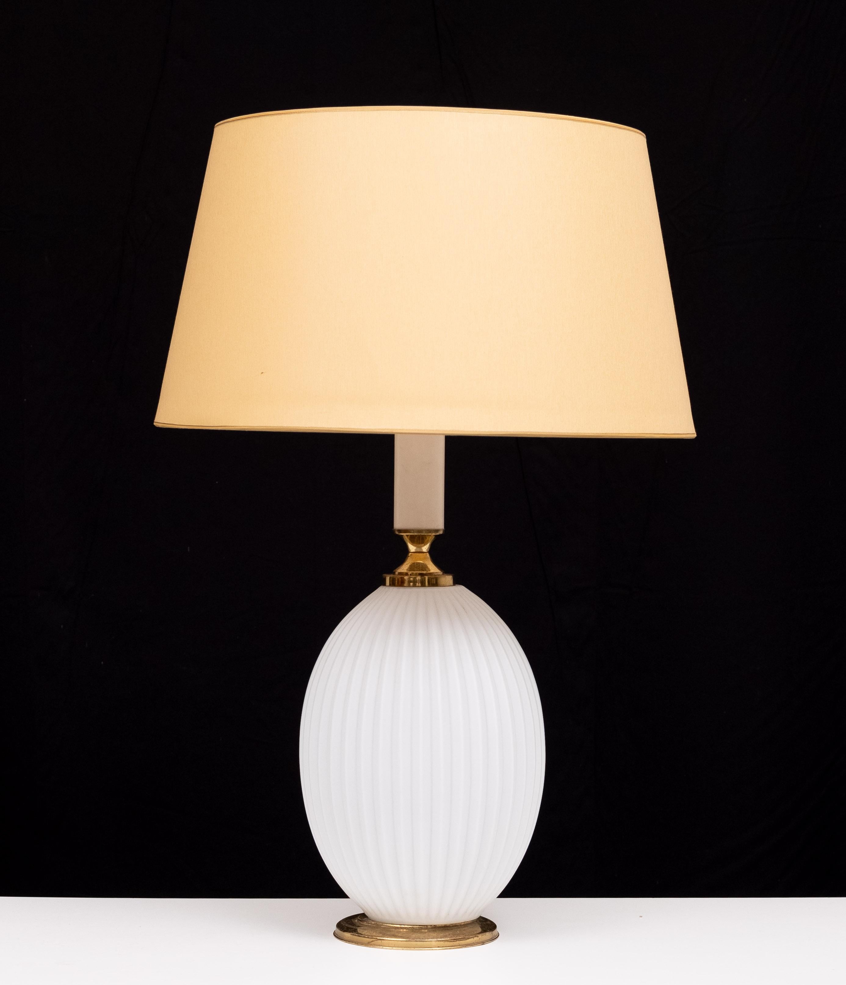 Philips Milchglas-Tischlampe, gerippt, Design Louis Kalff  1950s im Angebot 1