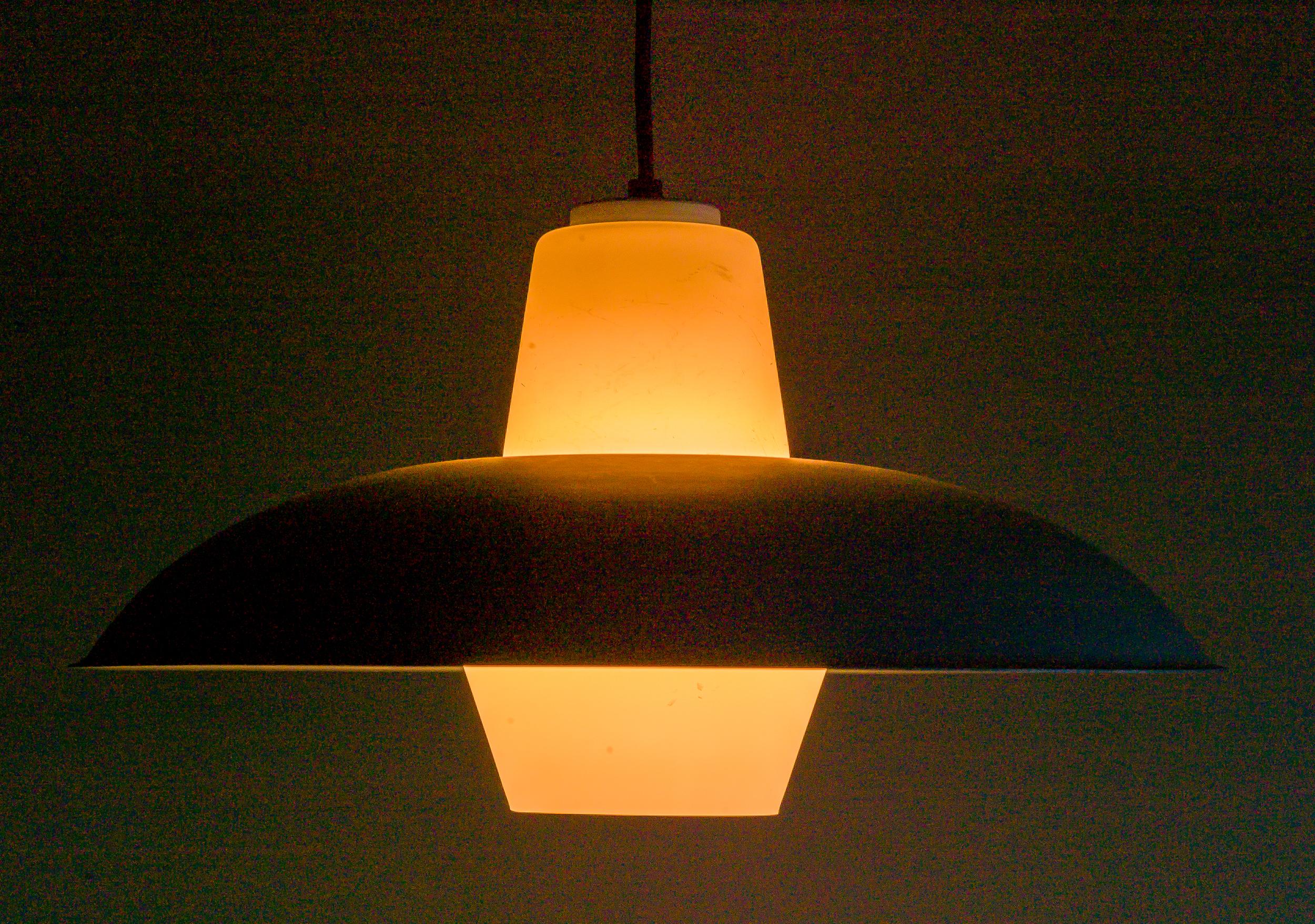 Philips Himmelblaue Pendelleuchte aus Milchglas von Louis Kalff (Moderne der Mitte des Jahrhunderts) im Angebot