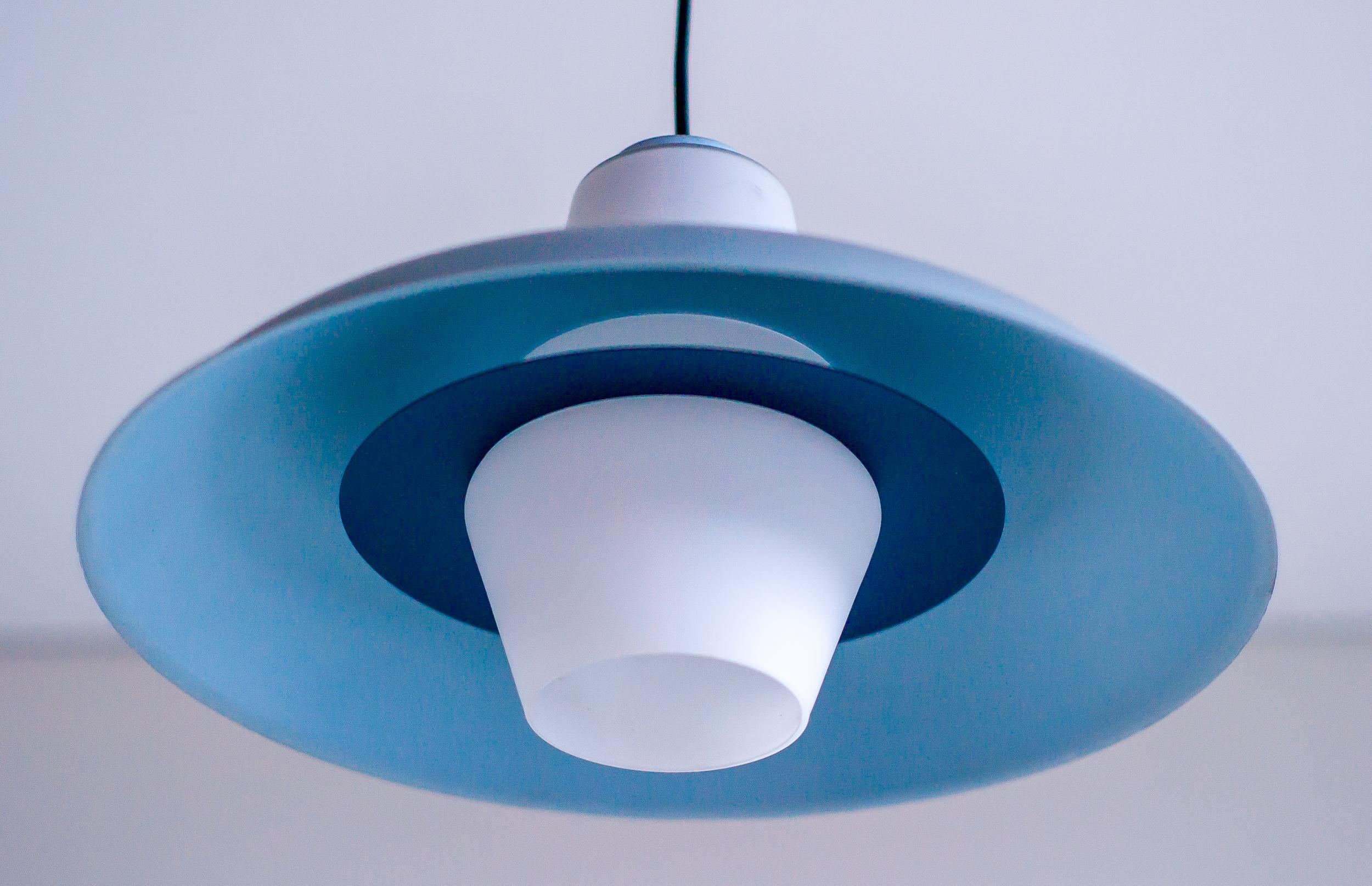 Philips Himmelblaue Pendelleuchte aus Milchglas von Louis Kalff (Niederländisch) im Angebot