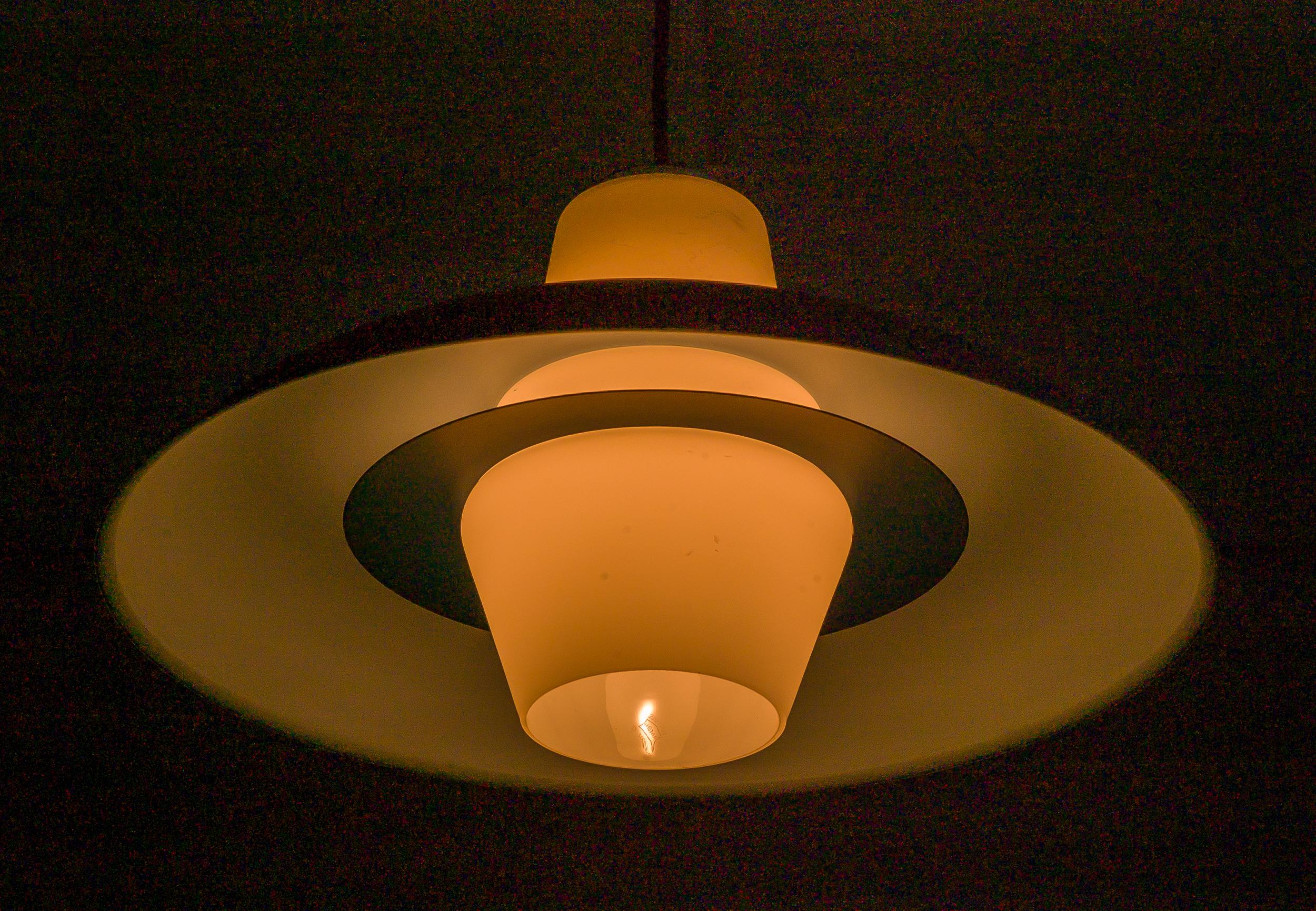 Philips Himmelblaue Pendelleuchte aus Milchglas von Louis Kalff (Emailliert) im Angebot