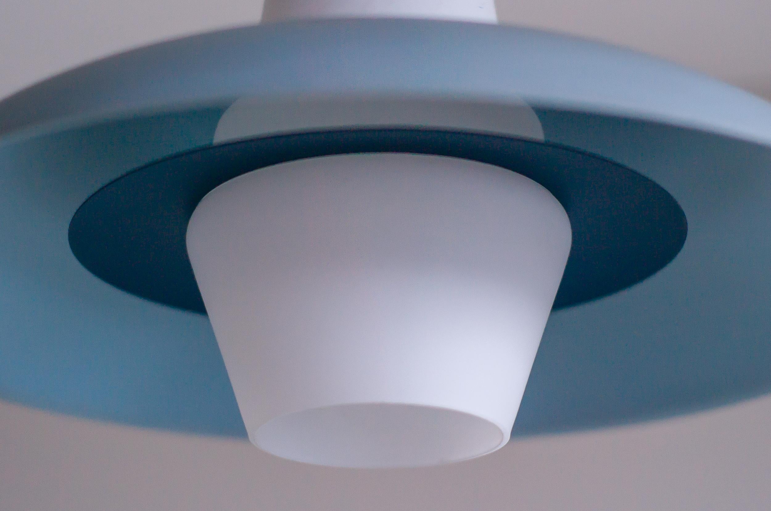 Philips Himmelblaue Pendelleuchte aus Milchglas von Louis Kalff im Zustand „Gut“ im Angebot in Dronten, NL