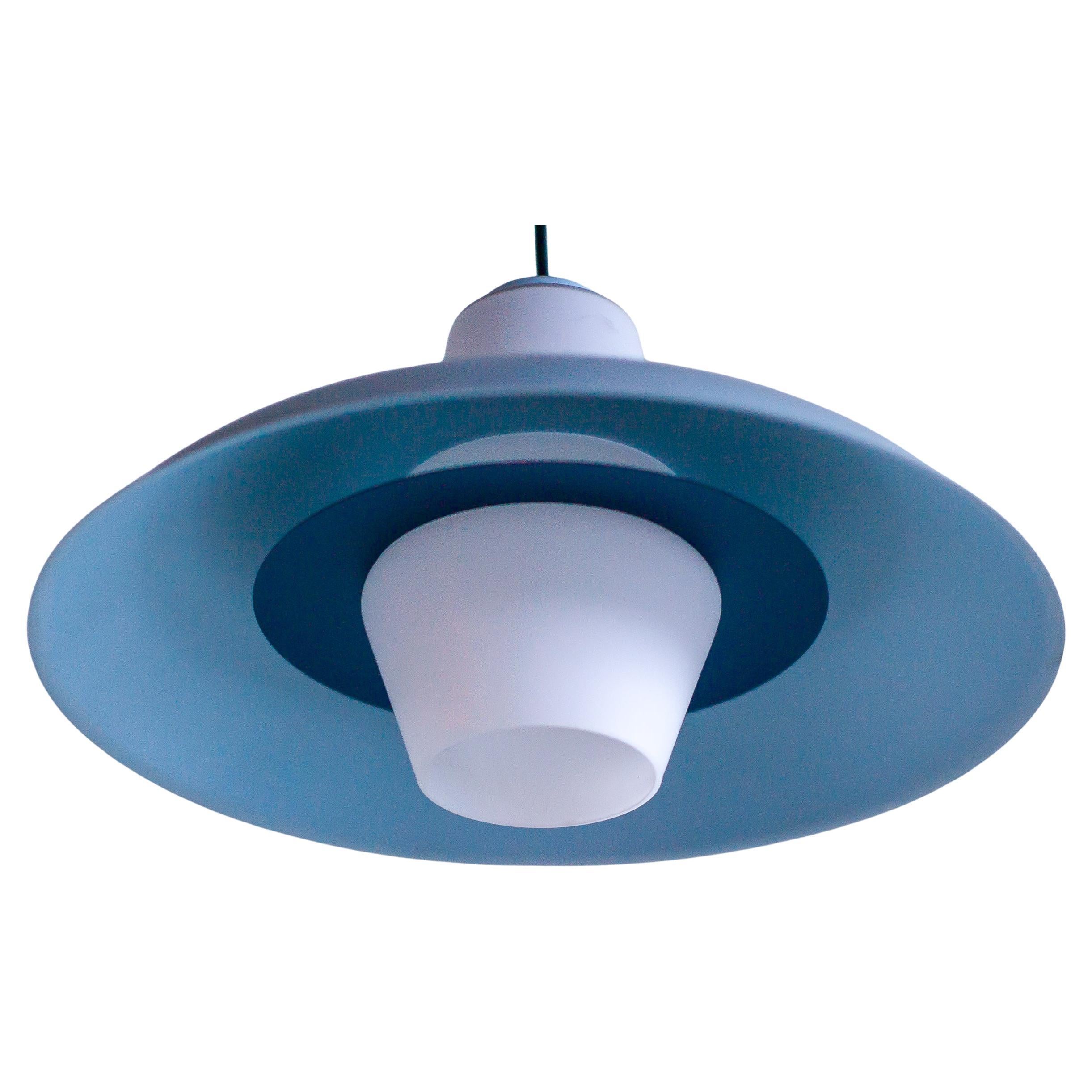 Philips Himmelblaue Pendelleuchte aus Milchglas von Louis Kalff im Angebot