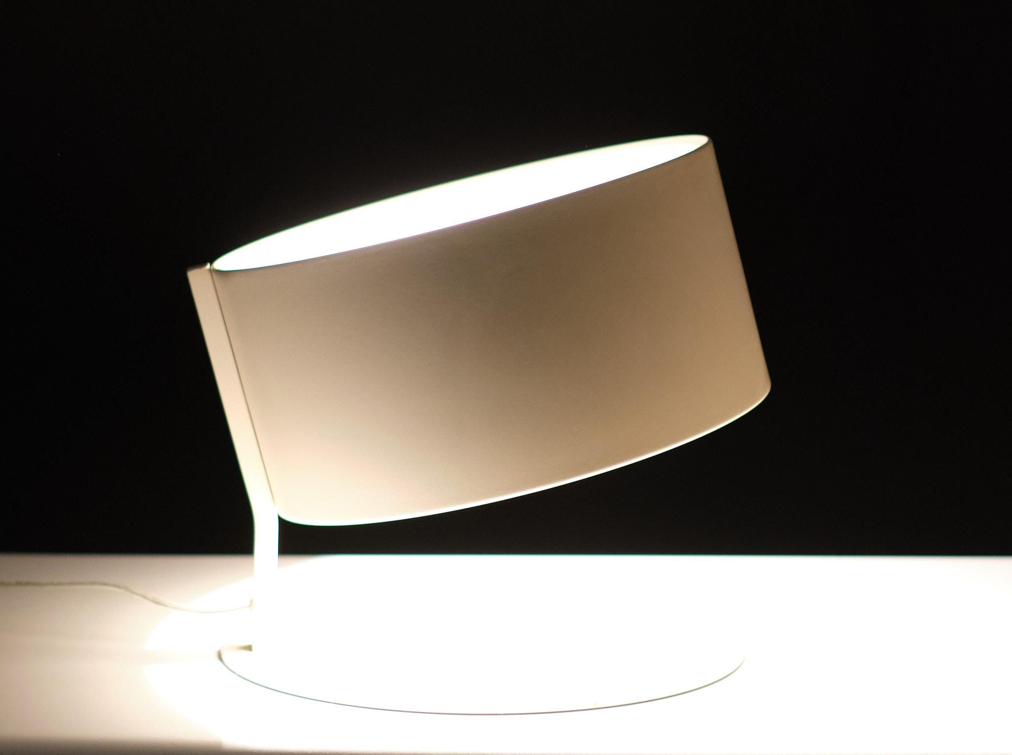 Très belle lampe de table ronde en métal, avec un plateau en verre dépoli.
de couleur blanc cassé, variateur en bon état de marche, modèle '' Lirio '' Fabriqué par Philips 
Pays-Bas 