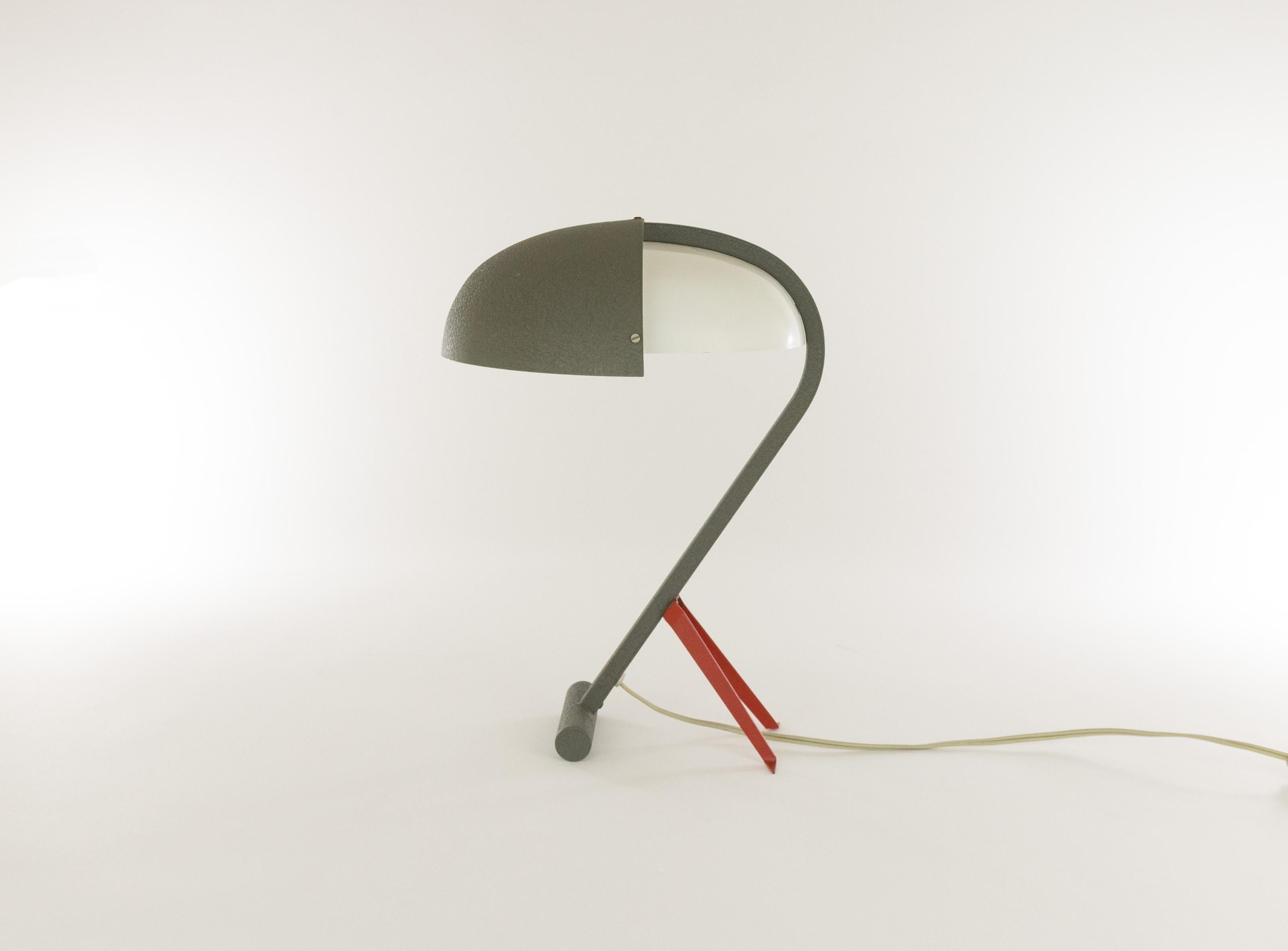 Seltene Tischleuchte, Modell NX 110, entworfen von Louis Christiaan Kalff für Philips Eindhoven.

Das Gestell ist aus grauem Stahl, der Schirm ist aus demselben Material und weiß lackiertem Metall gefertigt. Die kleinen roten Stützfüße verleihen