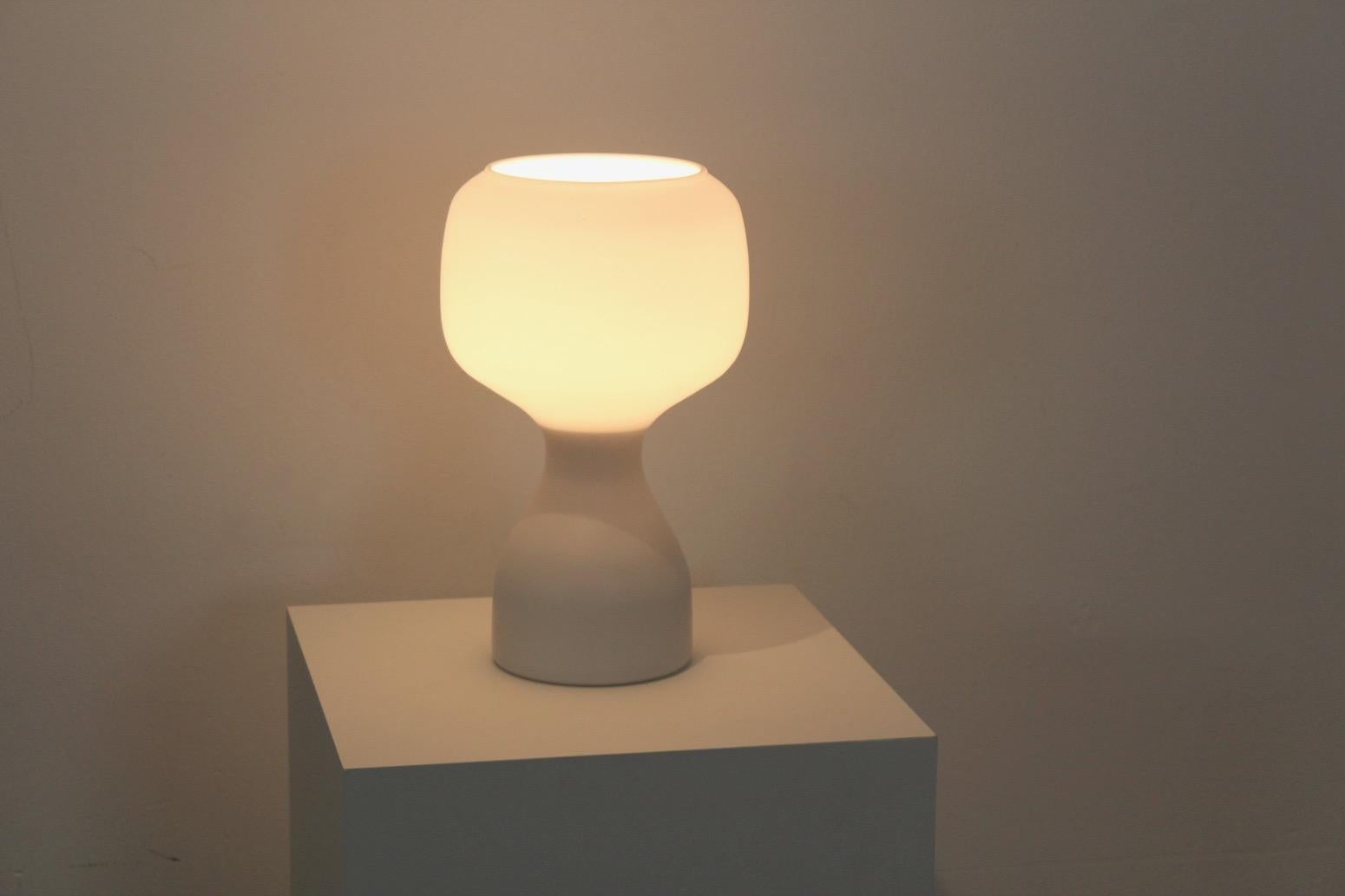 Lámpara de mesa Philips de cristal opalino blanco Moderno de mediados de siglo en venta