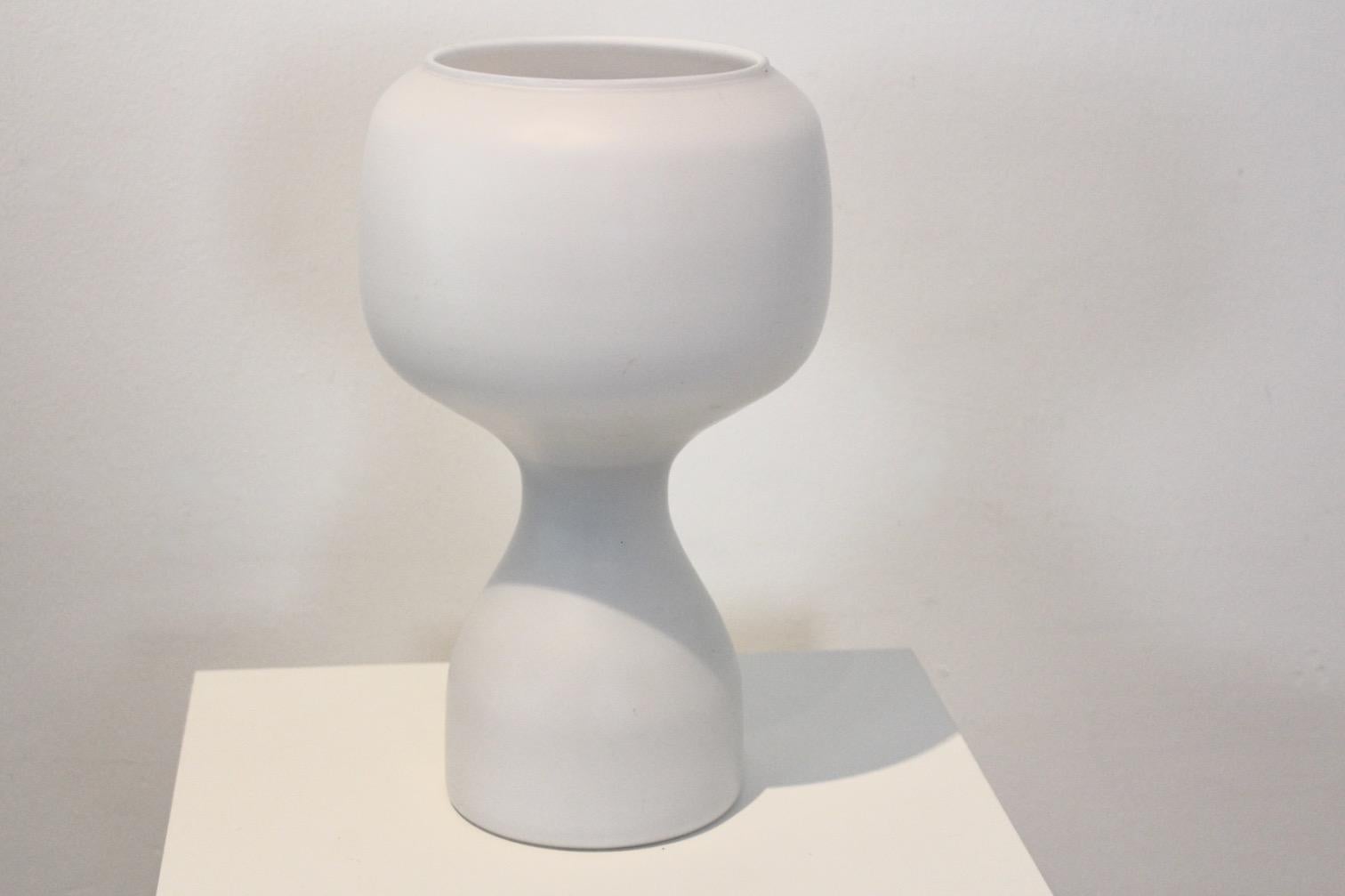 Lámpara de mesa Philips de cristal opalino blanco en venta 2