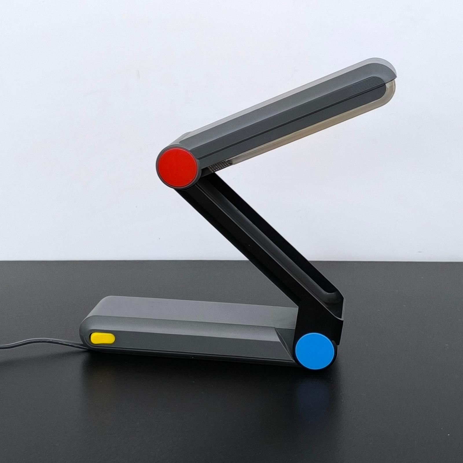 Philips Z-Lampe FGG 200 Schreibtischlampe
Zusammenklappbare Schreibtischlampe von Philips, Modell FGG 200. Hergestellt in den 1980er Jahren. Sie kann als Schreibtischlampe verwendet oder an der Wand montiert werden.
Die faltbare Z-Form macht die