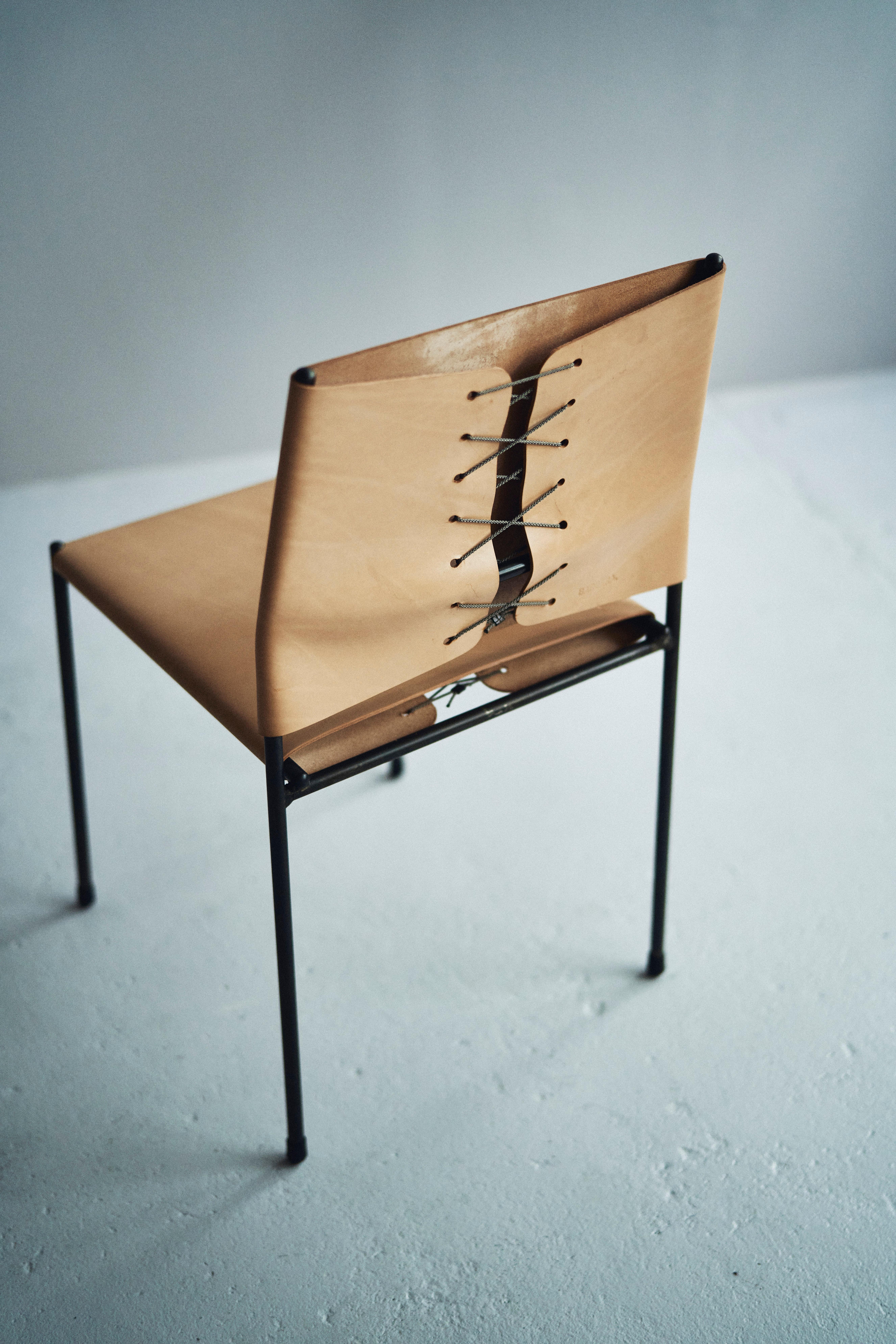 Weise, ruhig und kraftvoll. Der Phillip-Adams-Stuhl ist vielleicht der am meisten respektierte Stuhl aller Zeiten, seine Beiträge zur Zivilisation und zum künstlerischen Bewusstsein sind zahllos. Er scheint oft auf alles eine Antwort zu haben und