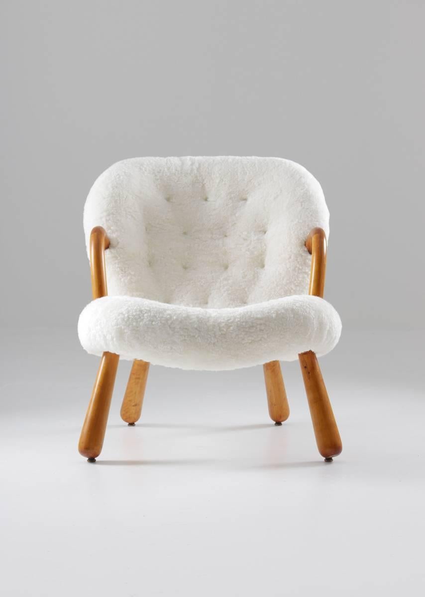 Clam chair by Filip Arctander, produced by Nordisk Staal & Møbel Central, Denmark.

Condition: Excellent, fully restored wood and frame and reupholstered.