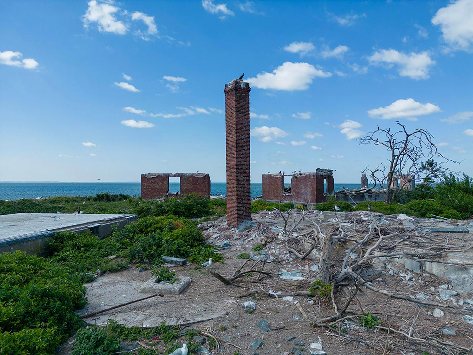 Color Photograph di Phillip Buehler - "Crematorium", una fotografia in edizione limitata dell'Isola di Swimburne, 2023