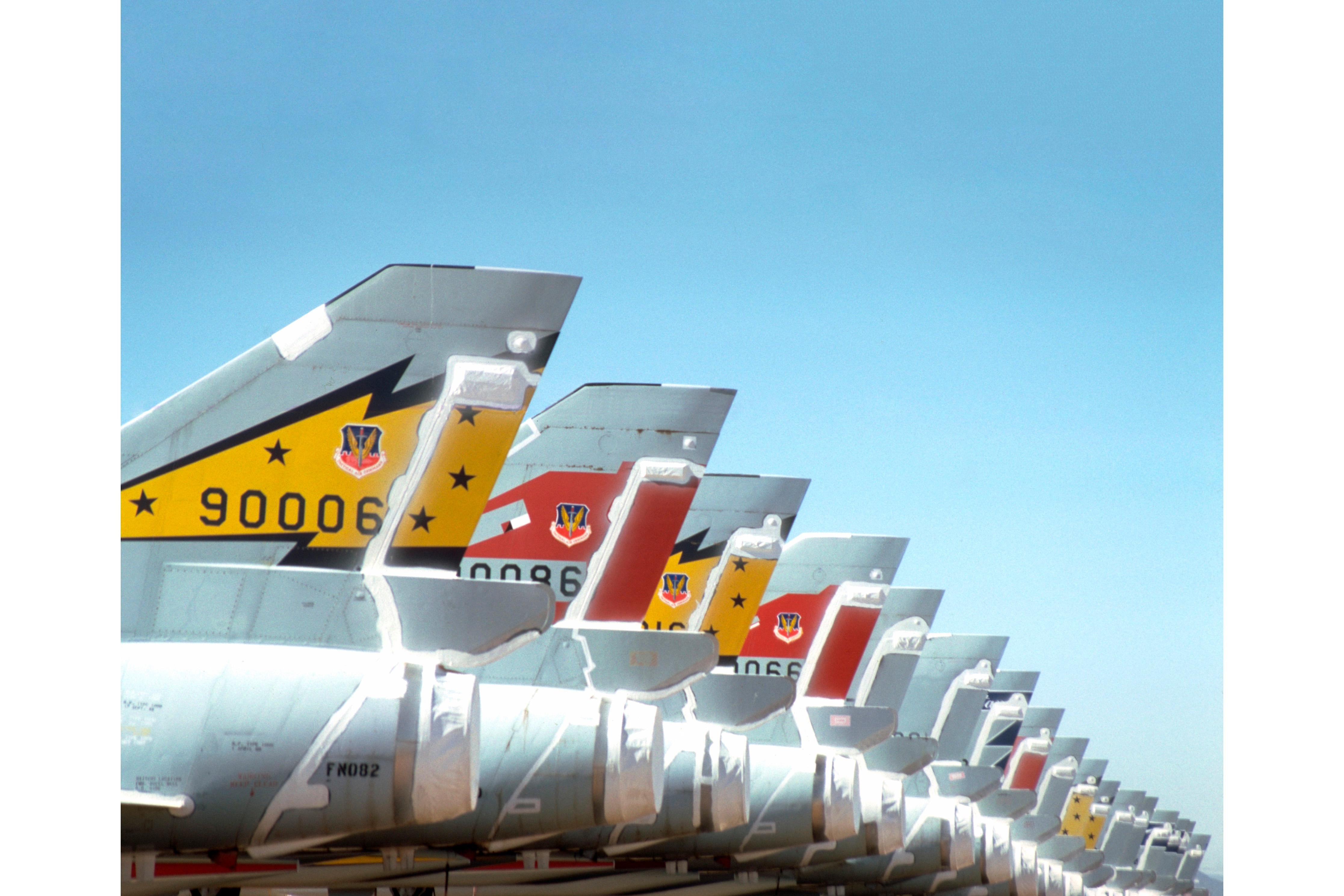 Phillip Buehler Color Photograph – ""F-106 Delta Darts, AMARG, Arizona"" Farbfotografie, limitierte Auflage