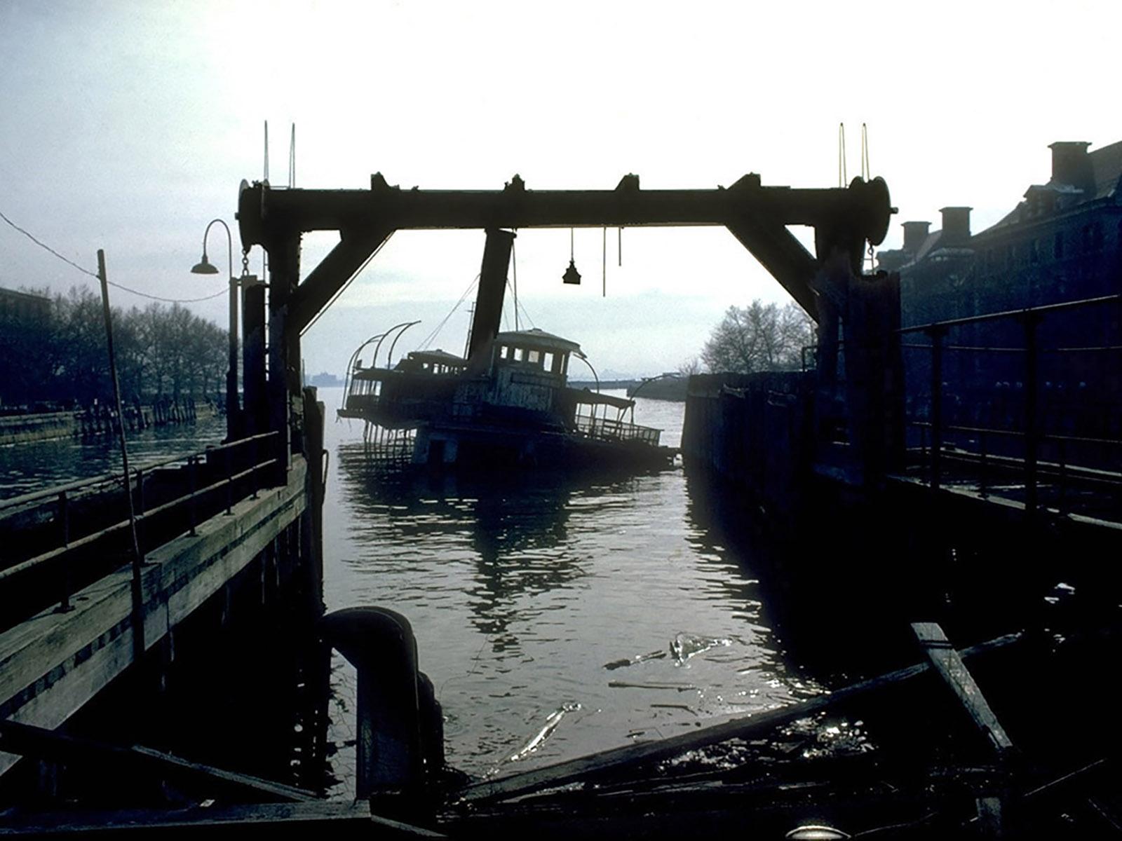 Phillip Buehler Landscape Photograph – „Ferry“, historisches Foto in limitierter Auflage von Ellis Island, 1974