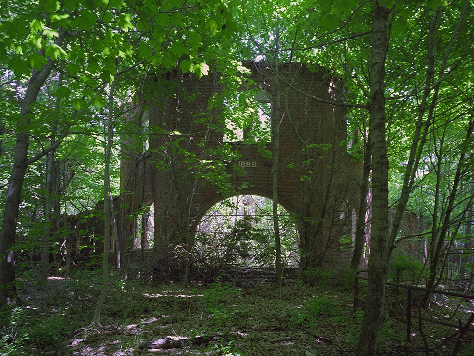 Color Photograph de Phillip Buehler - "Fort Slocum" fotografía histórica de edición limitada de Davids Island, 2000