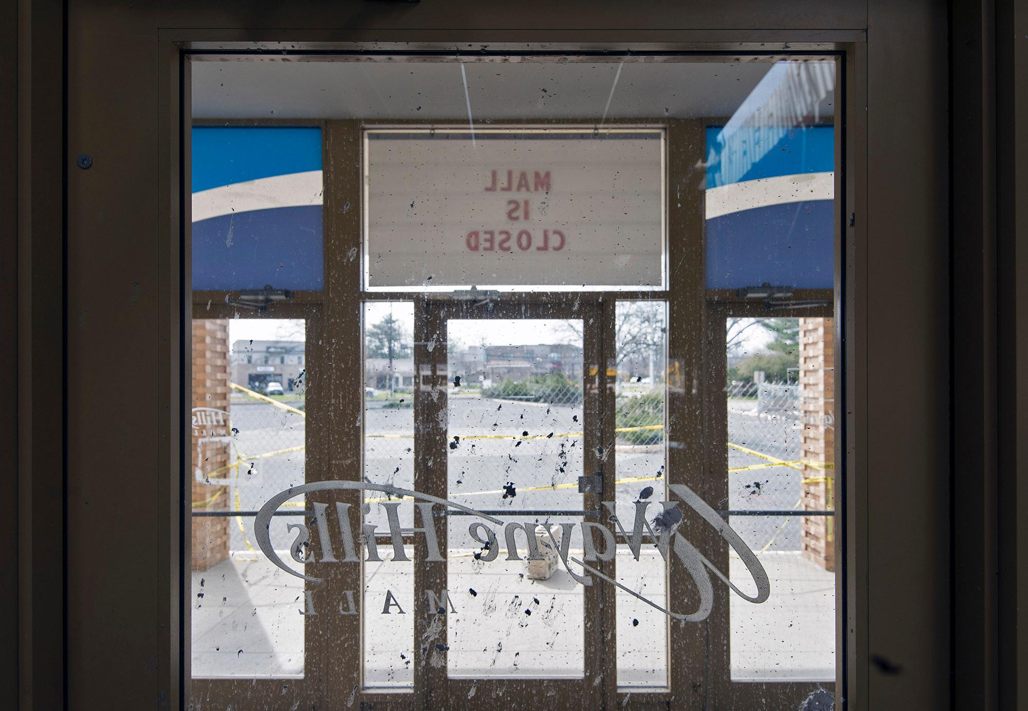 Color Photograph Phillip Buehler - photographie couleur «all is Closed » du Wayne Hills Mall, NJ (série Modern Ruins)