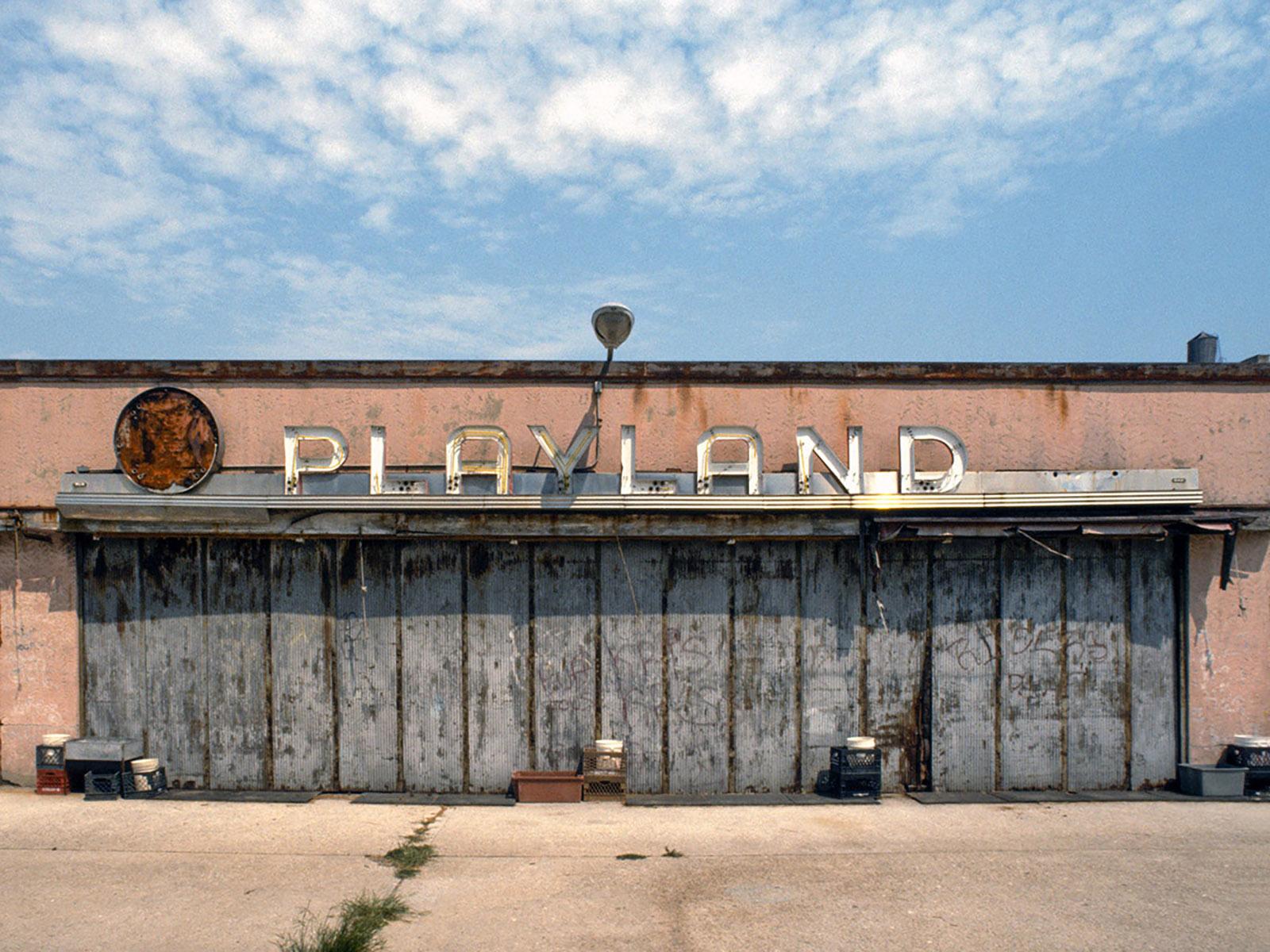 Phillip Buehler Color Photograph – „Playland“, Fotografie in limitierter Auflage aus dem Vergnügungspark von Coney Island, 1997