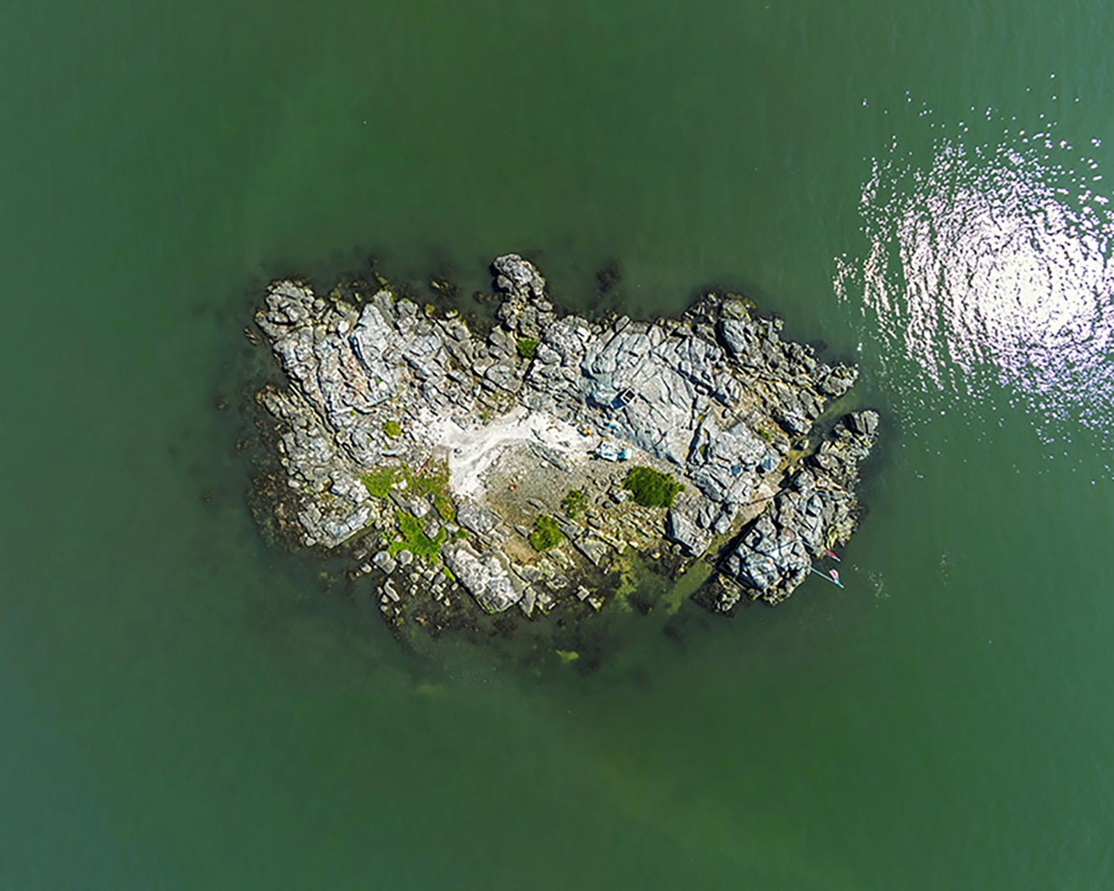 Phillip Buehler Color Photograph – „Rat Island“, Fotografie in limitierter Auflage von Rat Island, 2023