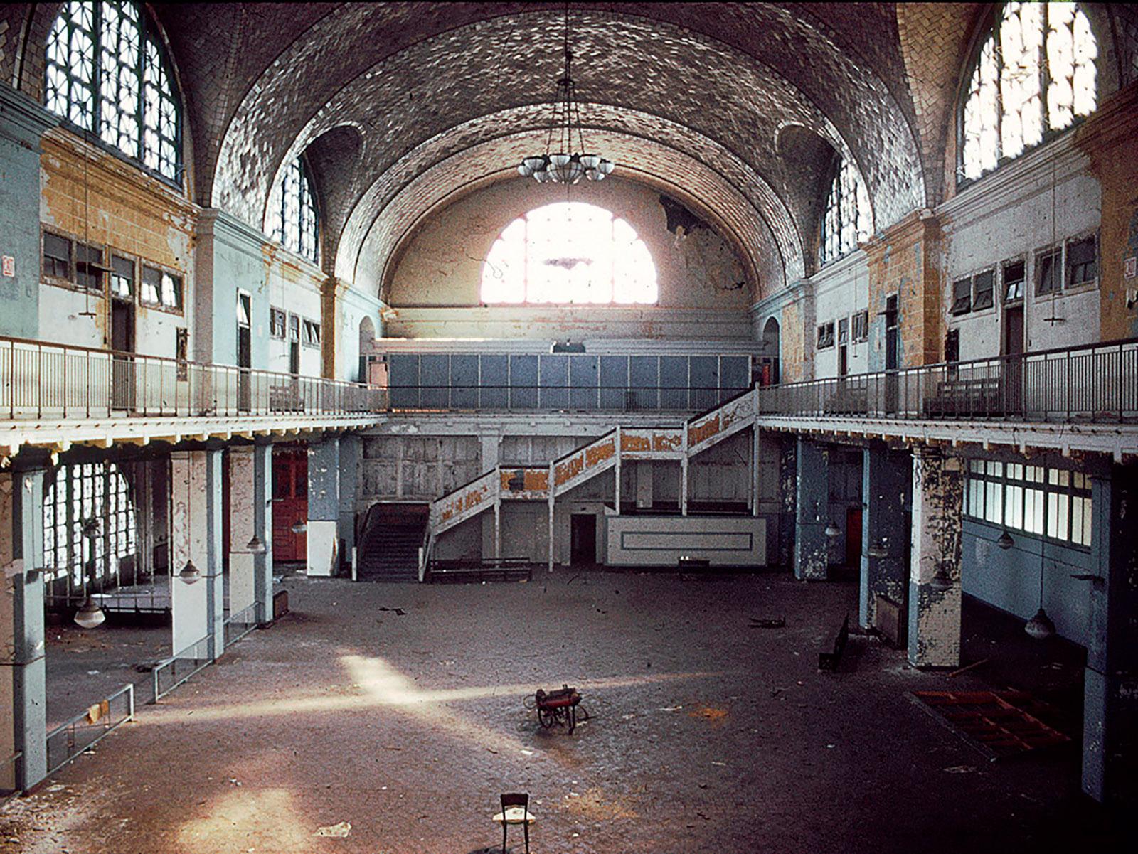 Landscape Photograph Phillip Buehler - "Registry - Ellis Island 1974" Photographie contemporaine, des îles de New York