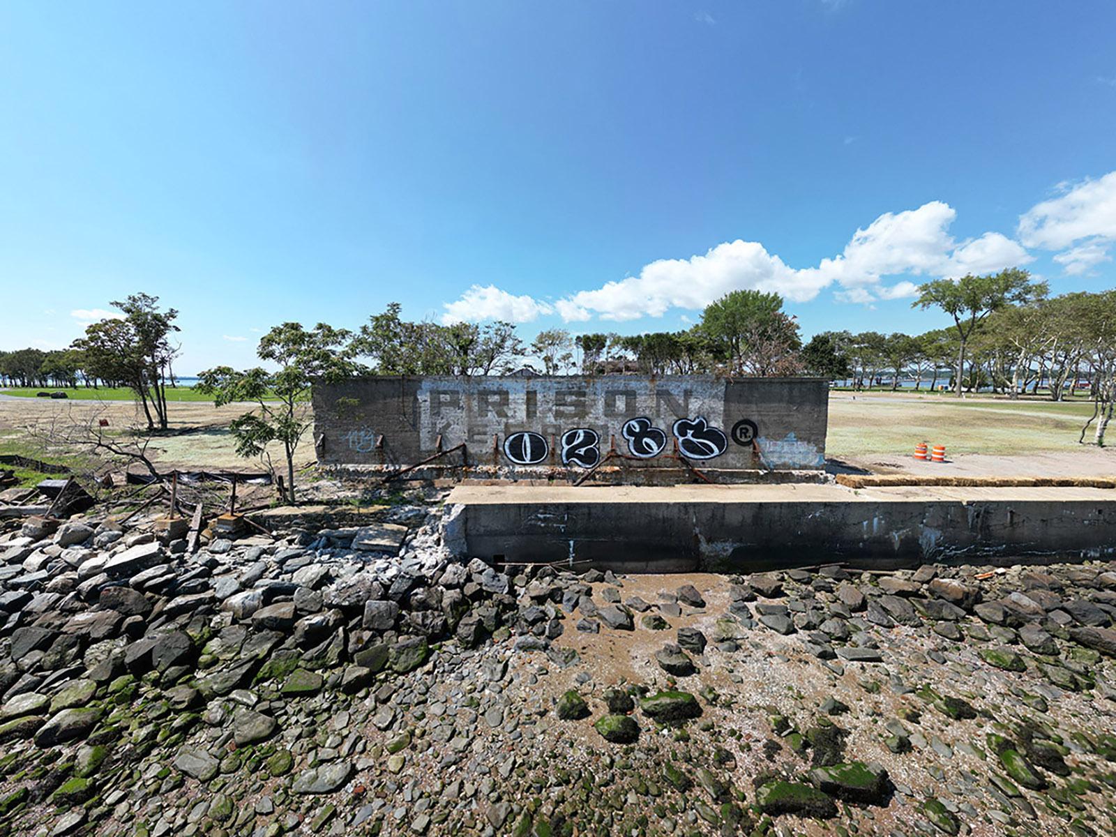 Phillip Buehler Color Photograph – „Rikers Prison Sign“, ein Foto in limitierter Auflage von Hart Island, 2023