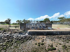 „Rikers Prison Sign“, ein Foto in limitierter Auflage von Hart Island, 2023