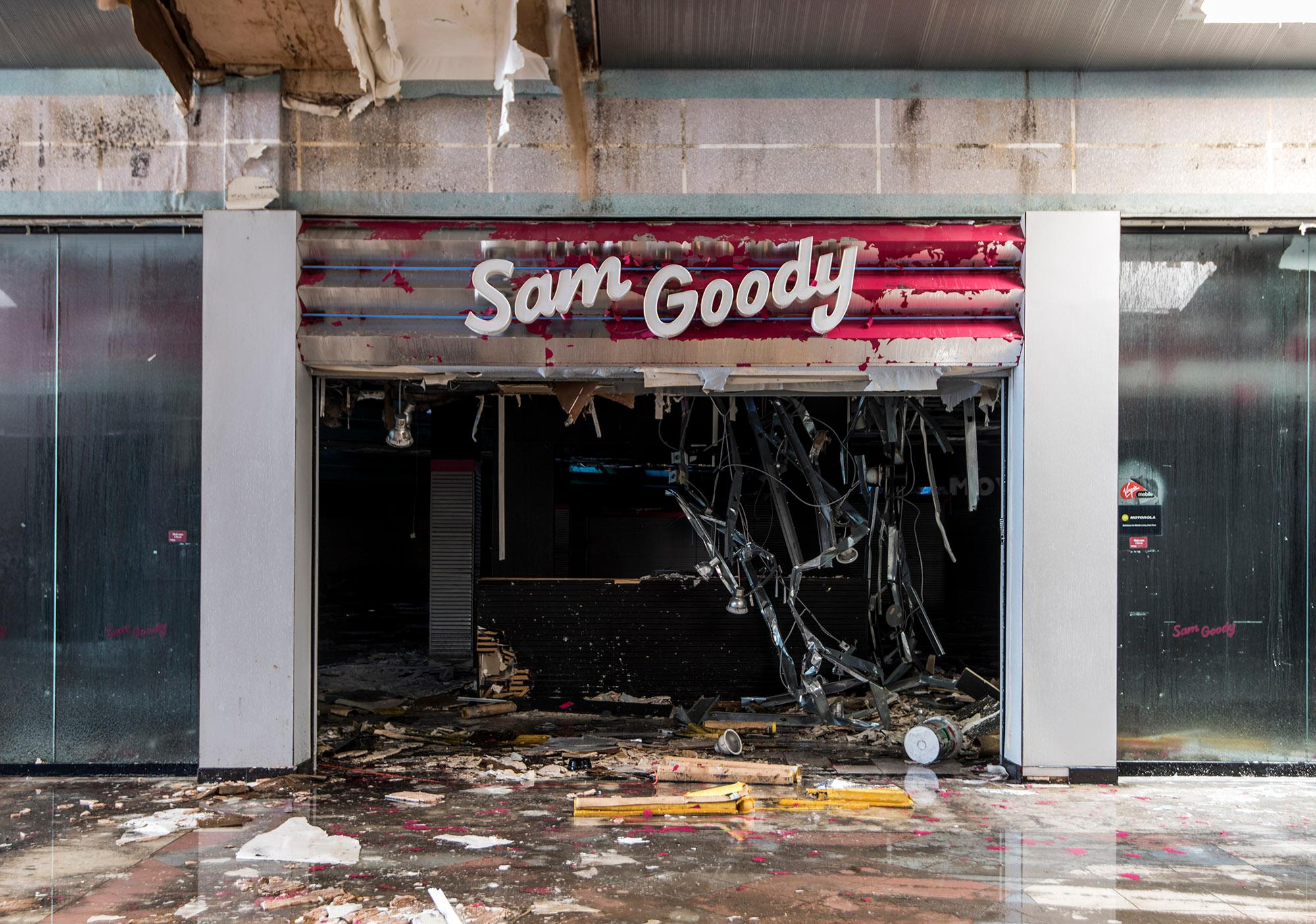 Figurative Photograph Phillip Buehler - photographie couleur « Sam Goody » du Wayne Hills Mall, NJ (série Modern Ruin)