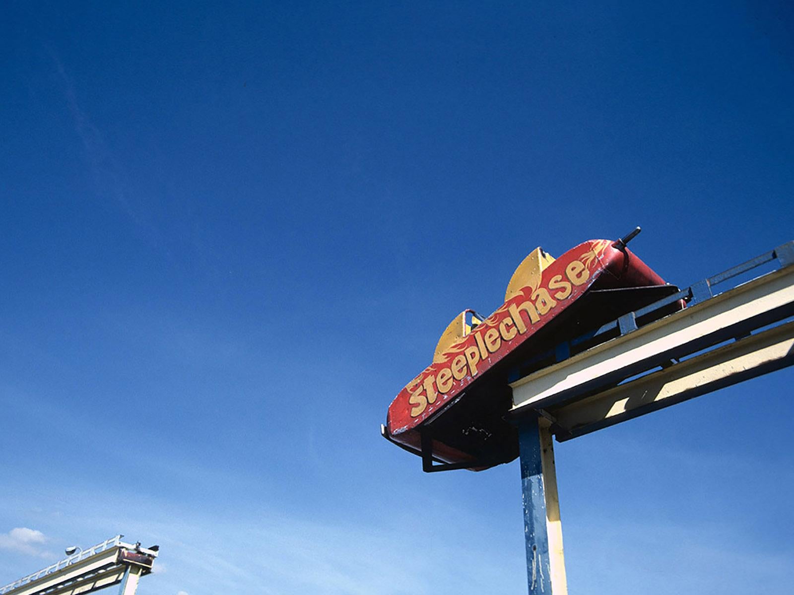 Color Photograph de Phillip Buehler - "Steeplechase Park" fotografía histórica de edición limitada de Coney Island, 1981