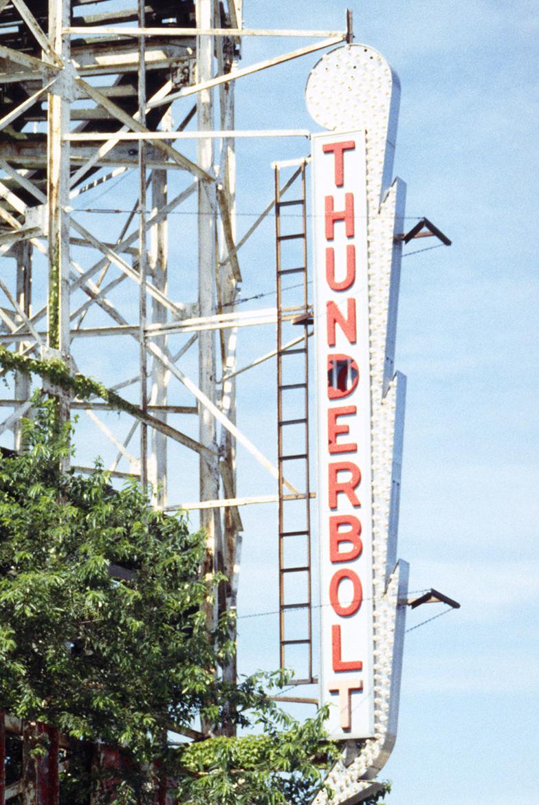 Thunderbolt-Schild, Coney Island – Photograph von Phillip Buehler