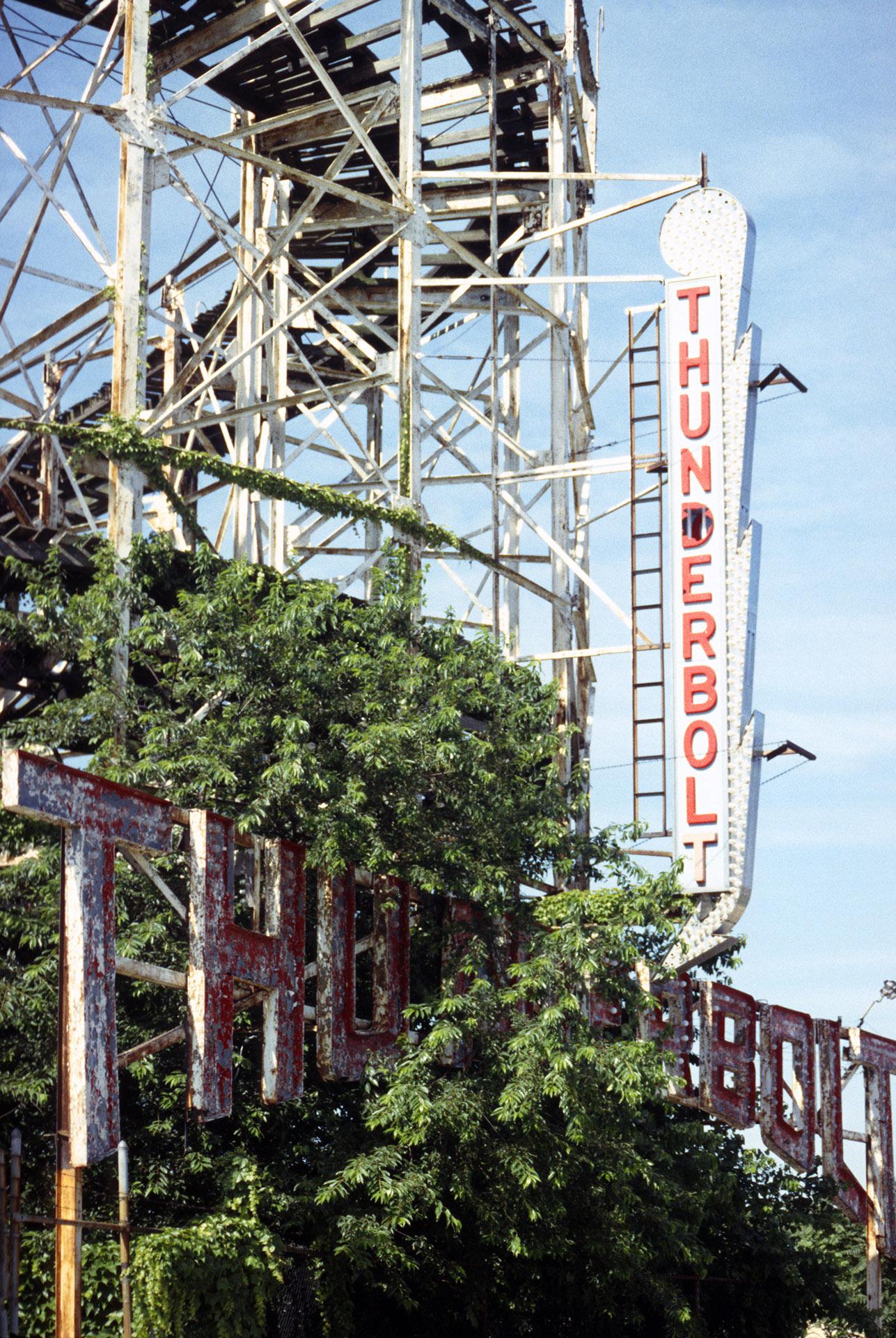 Color Photograph Phillip Buehler - Panneau Thunderbolt, Coney Island