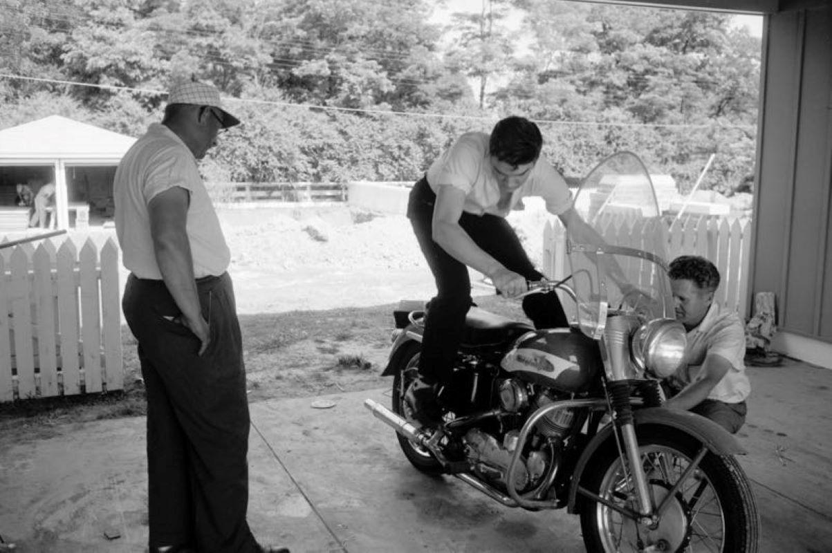 Phillip Harrington Black and White Photograph – Elvis und sein Harley (1956) 