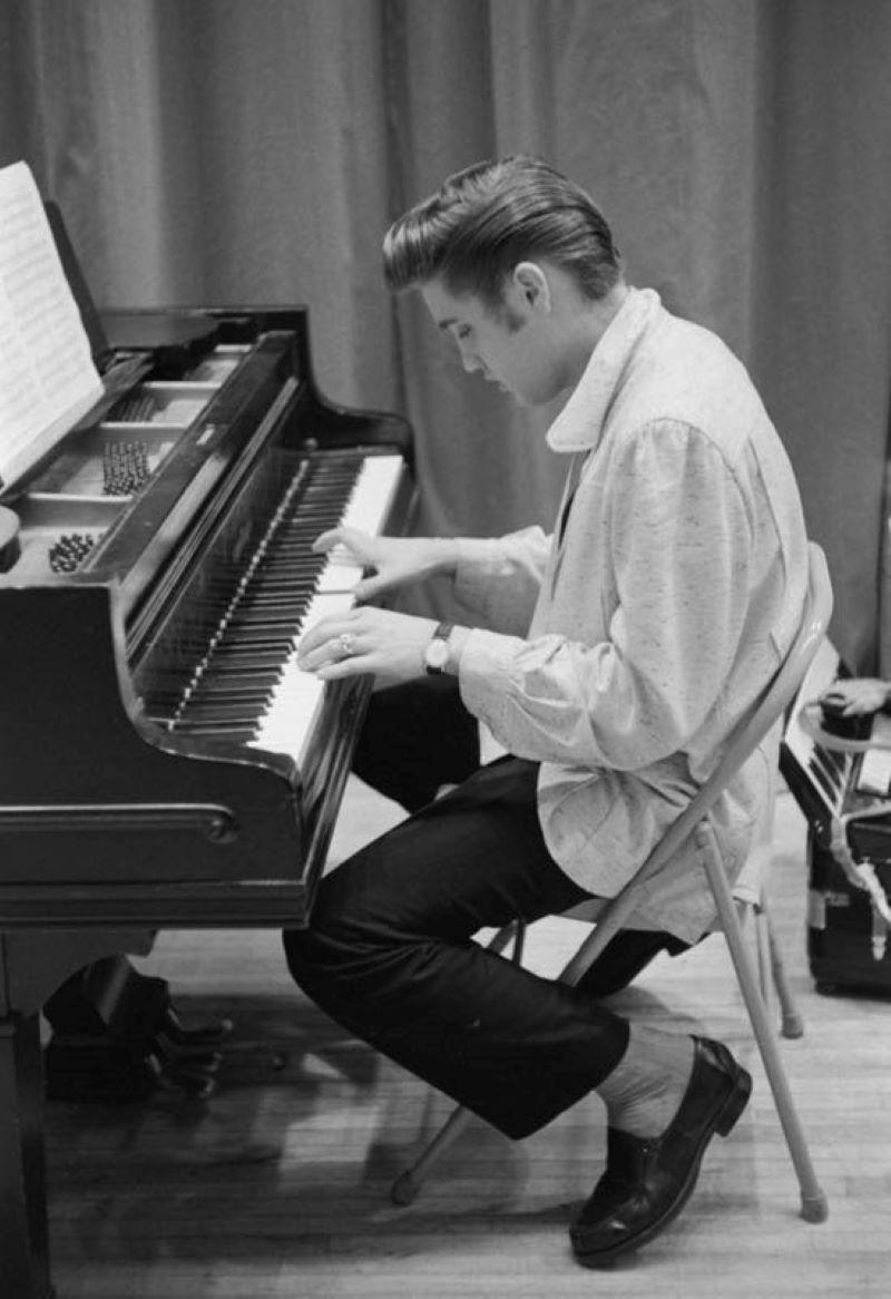 Phillip Harrington Black and White Photograph – Elvis At The Piano (1956) 