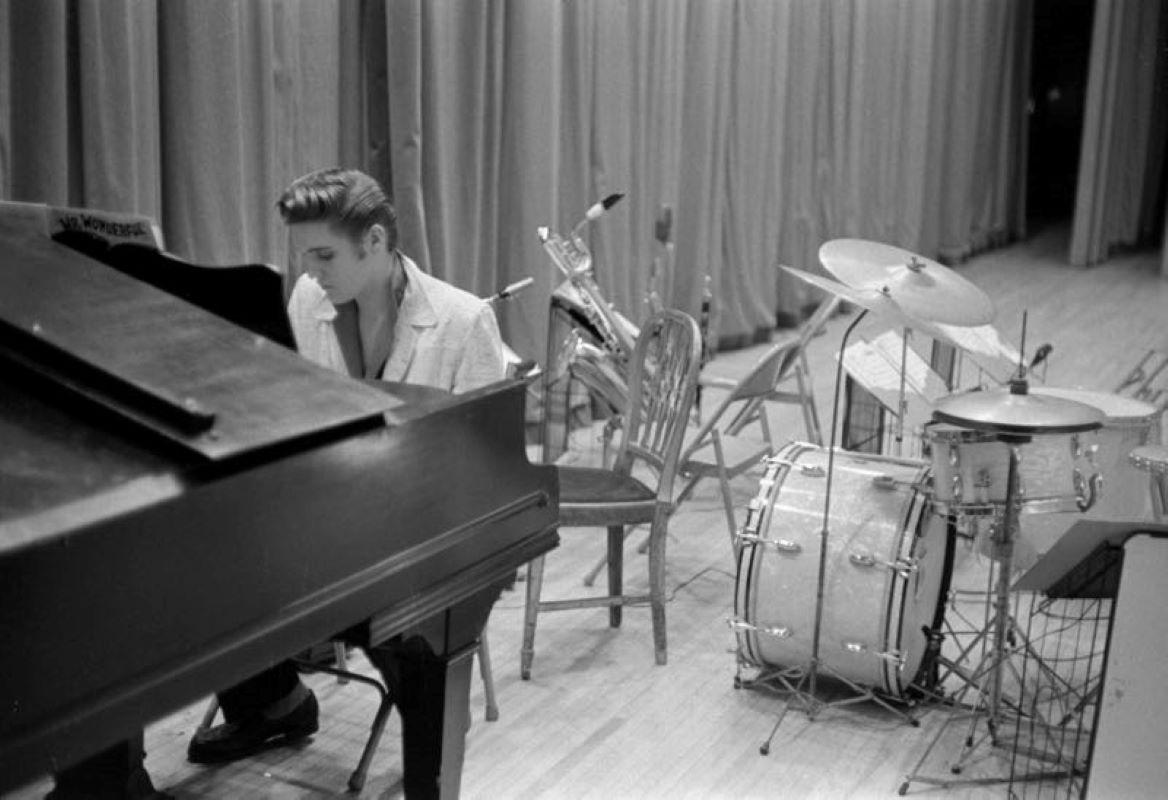 Phillip Harrington Black and White Photograph – Elvis At The Piano (1956) 