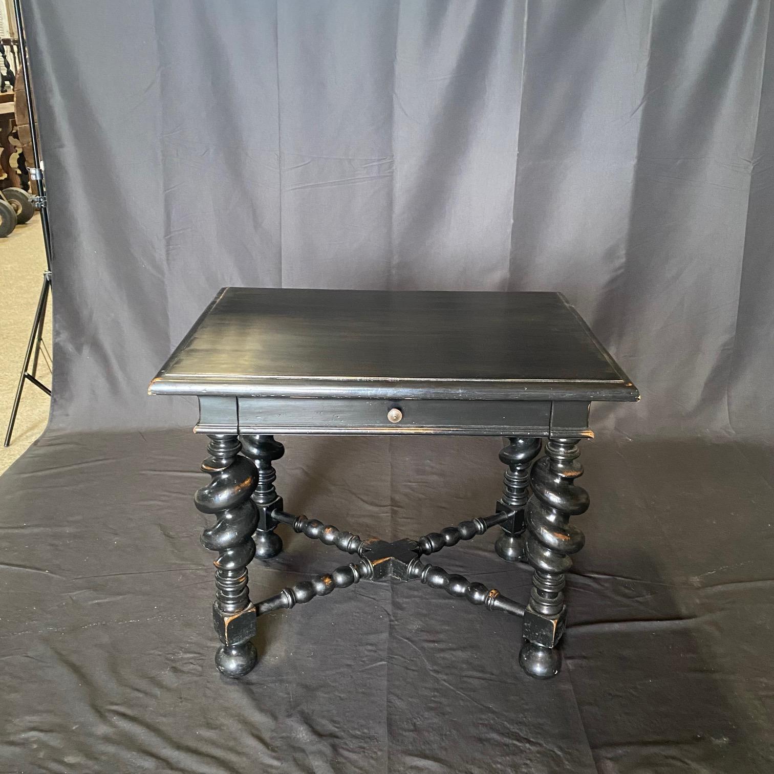 Table d'appoint de style baroque Phillip II avec pieds torsadés en vente 3