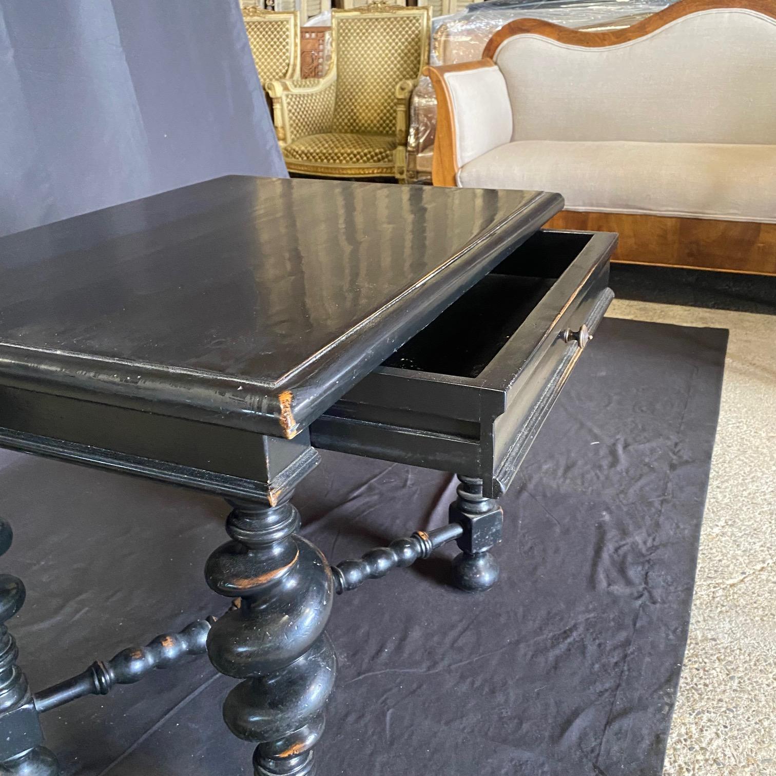Superbe table d'appoint de style baroque ébonisé Phillips II, une pièce inspirée par la grandeur de l'Espagne du XVIe siècle. Des pieds torsadés en orge, sculptés à la main, aux robustes brancards, chaque détail est un clin d'œil au passé. Équipé