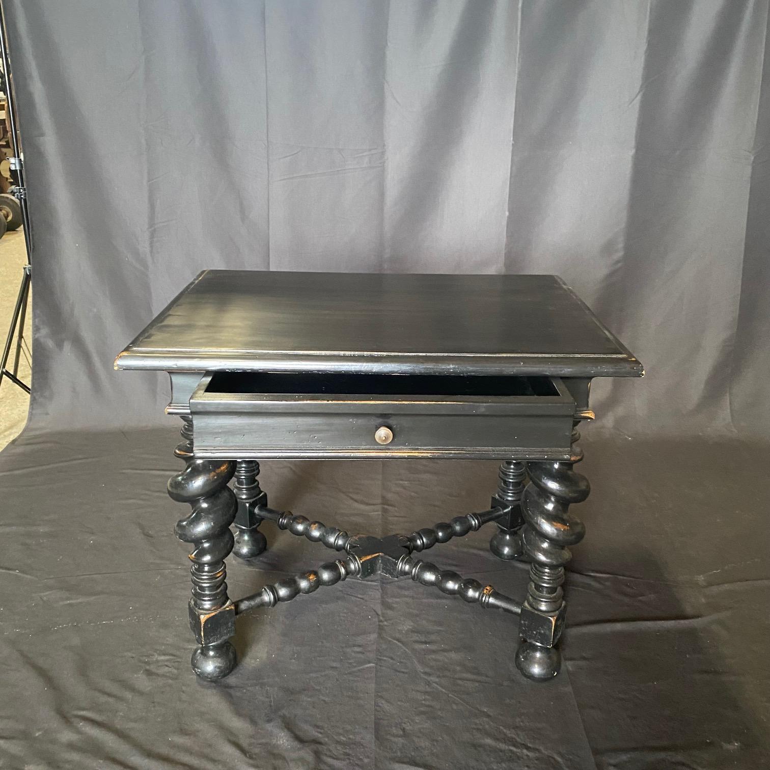 Baroque Table d'appoint de style baroque Phillip II avec pieds torsadés en vente