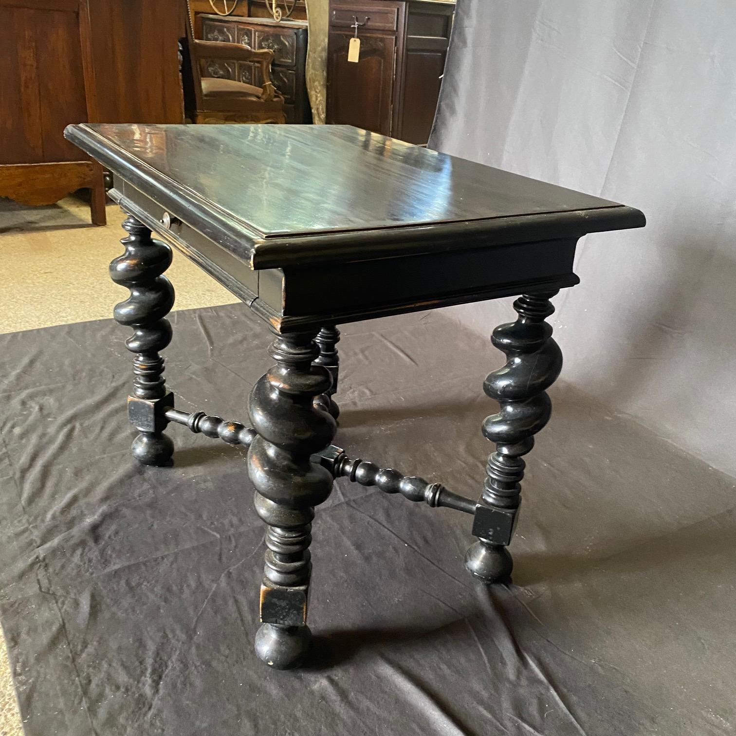 Américain Table d'appoint de style baroque Phillip II avec pieds torsadés en vente