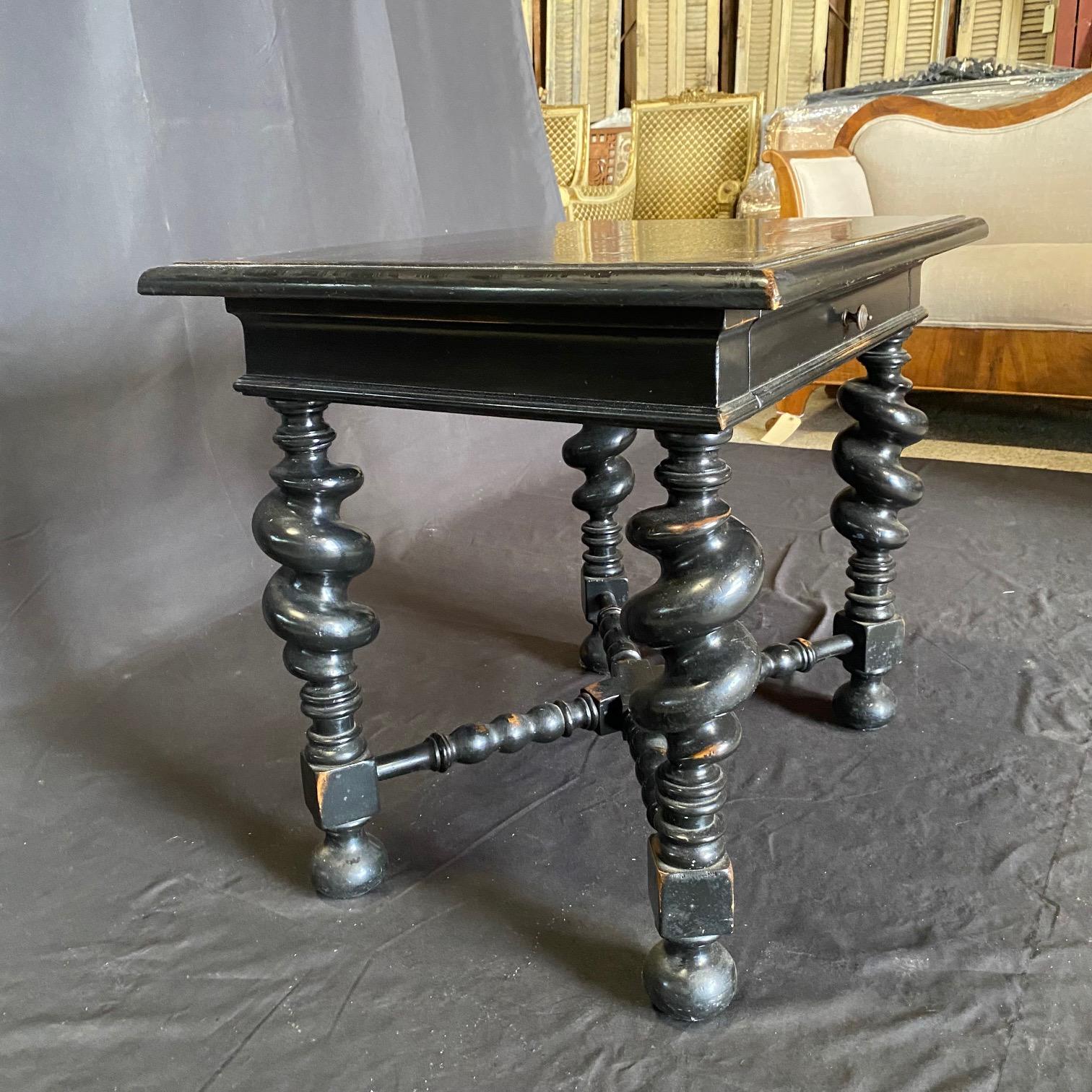 Ébénisé Table d'appoint de style baroque Phillip II avec pieds torsadés en vente