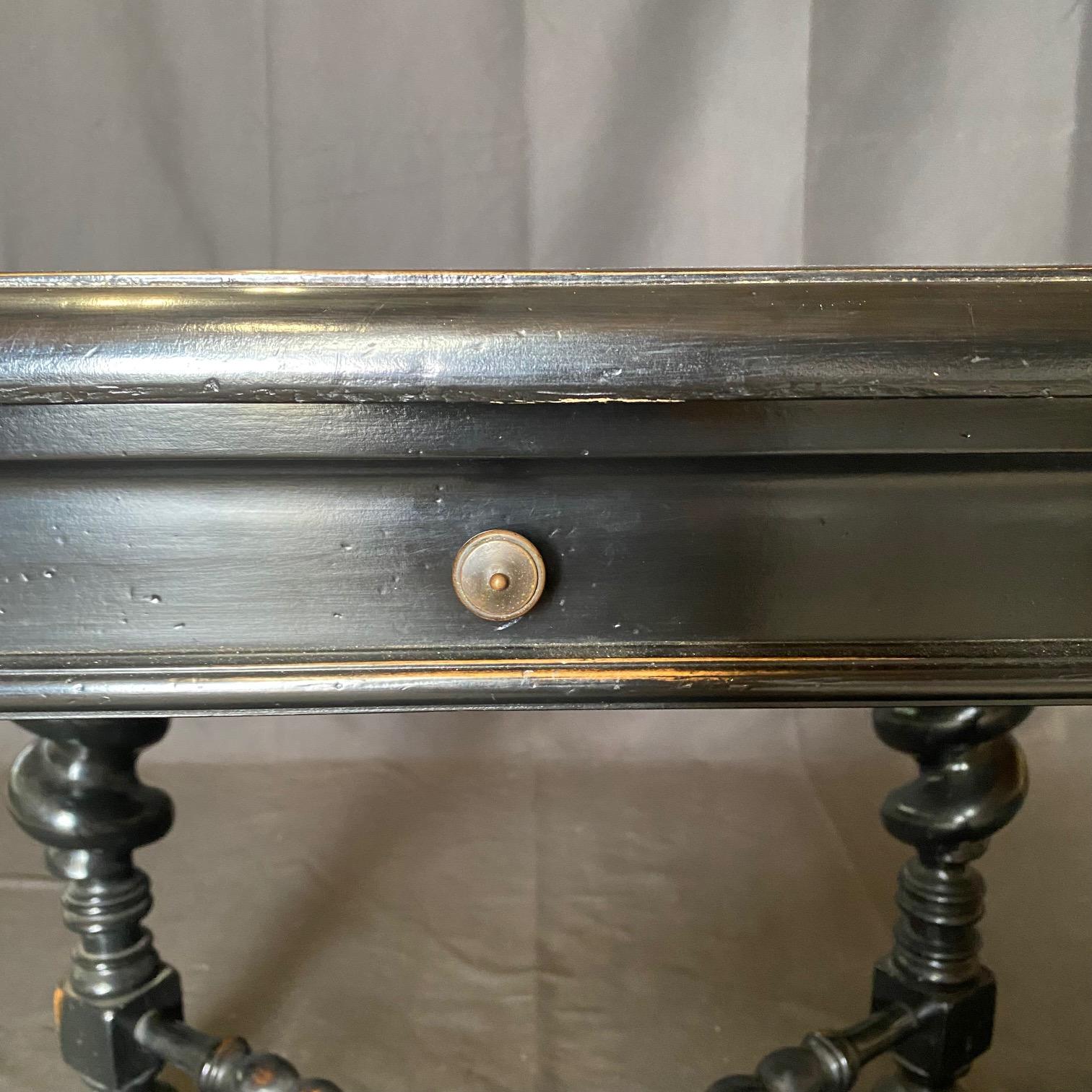 Table d'appoint de style baroque Phillip II avec pieds torsadés Bon état - En vente à Hopewell, NJ